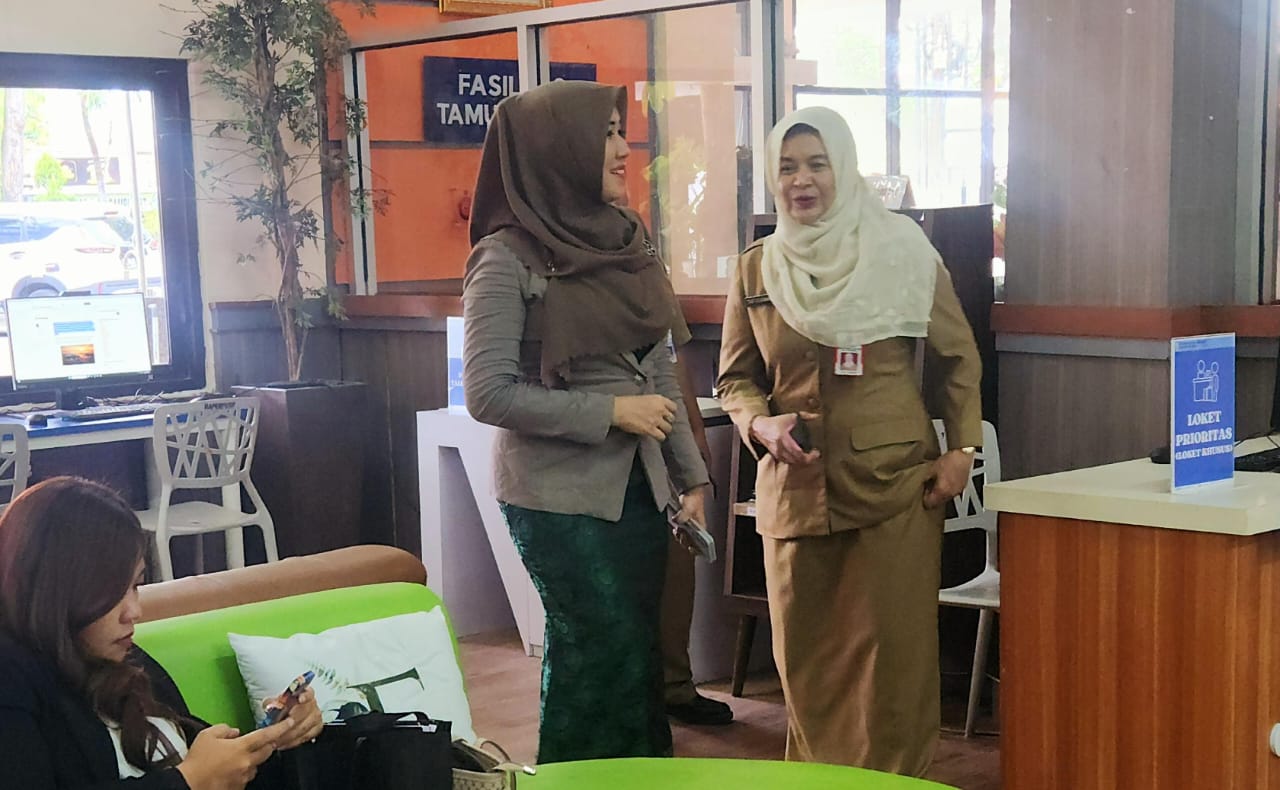 Kagum: Anggota DPD RI terpilih Lia Istifhama kagum dengan keberadaan ruang Disperpusip Jatim yang lengkap