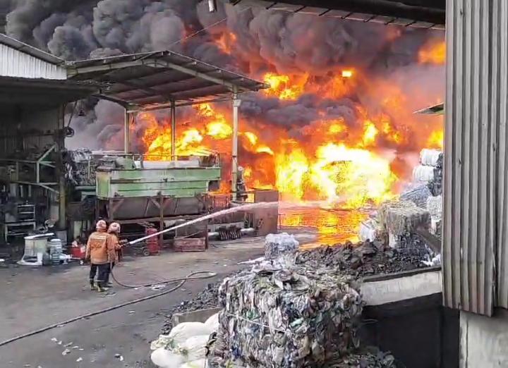 PEMADAMAN: Petugas kebakaran Kabupaten Gresik melakukan pemadaman kebakaran PT Langgeng Jaya Plastindo di Jalan Raya Kedamean no 16, Desa/Kecamatan Kedamean, Gresik, Kamis (12/9).