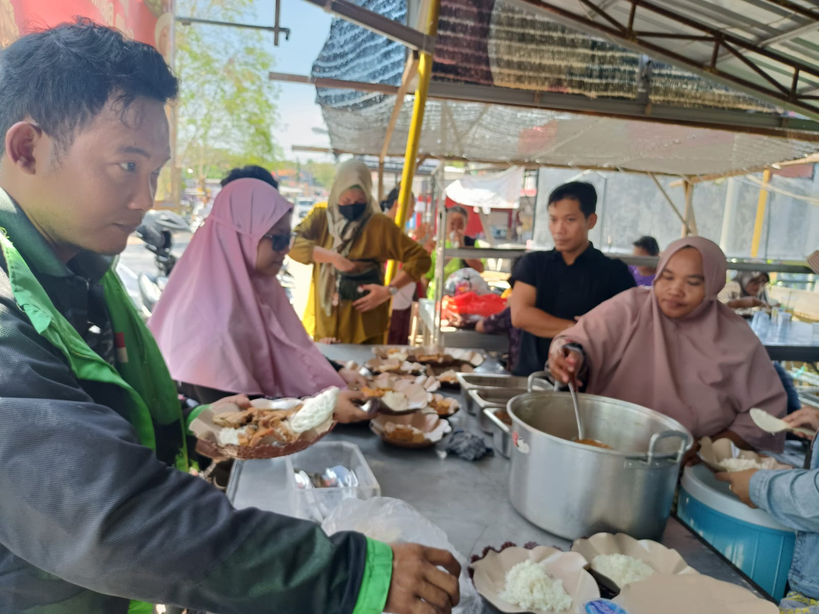 BERKAH: Warga memanfaatkan program makan gratis di Rumah Bahagia Srembi, Rabu (11/9).
