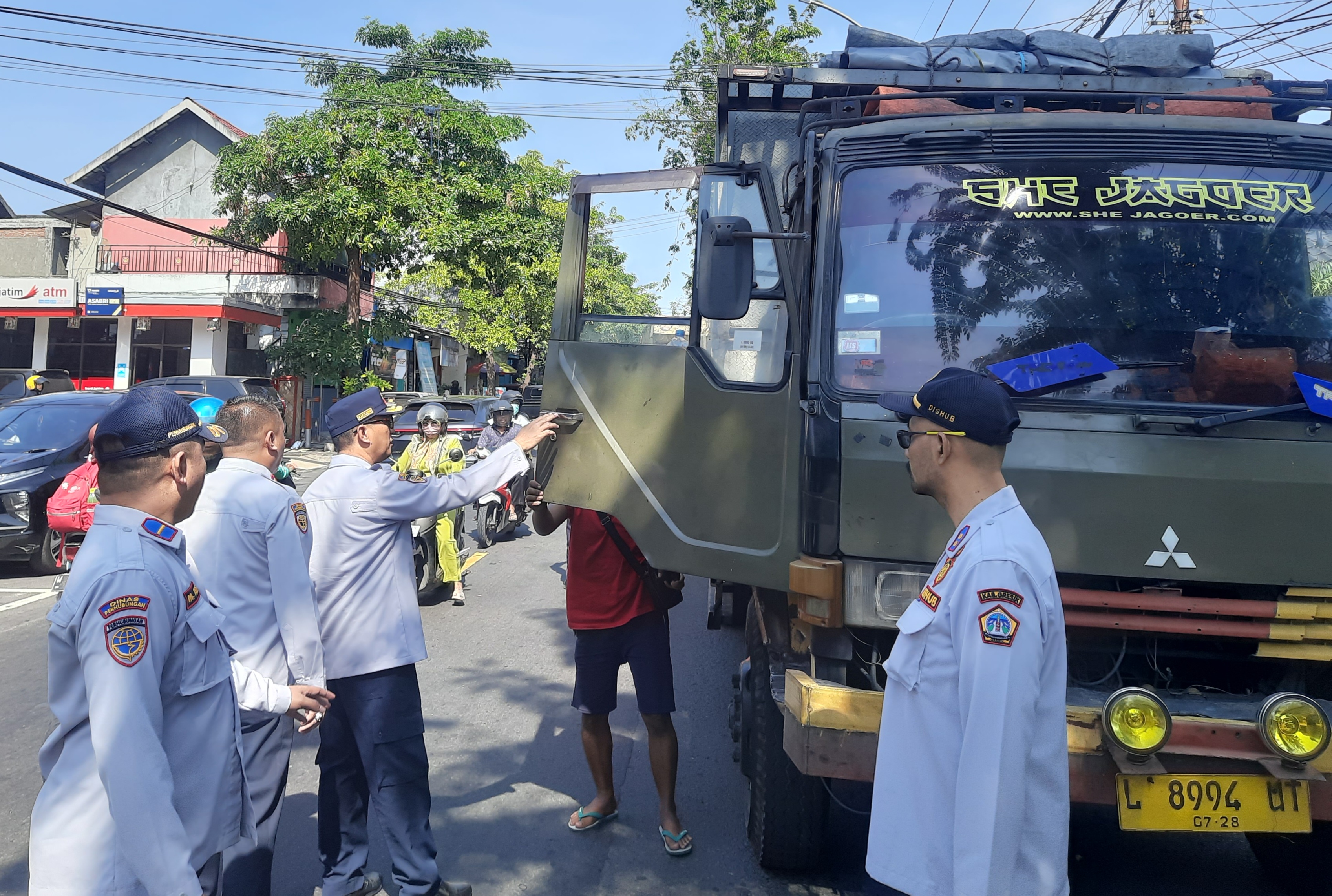 Dishub Gresik saat menghentikan truk melintas di Jalan dr Soetomo yang merupakan kawasan tertib lalu lintas beberapa waktu lalu.