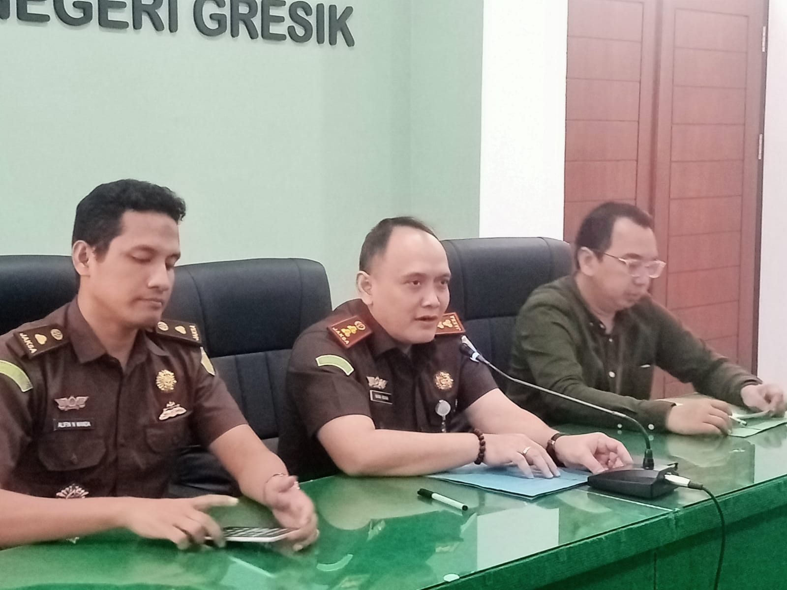 BERLANJUT : Kejaksaan Negeri Gresik belum menahan dua tersangka korupsi dana hibah UMKM di lingkungan Dinas Koperasi Usaha Mikro dan Perindustrian Perdagangan, Gresik.