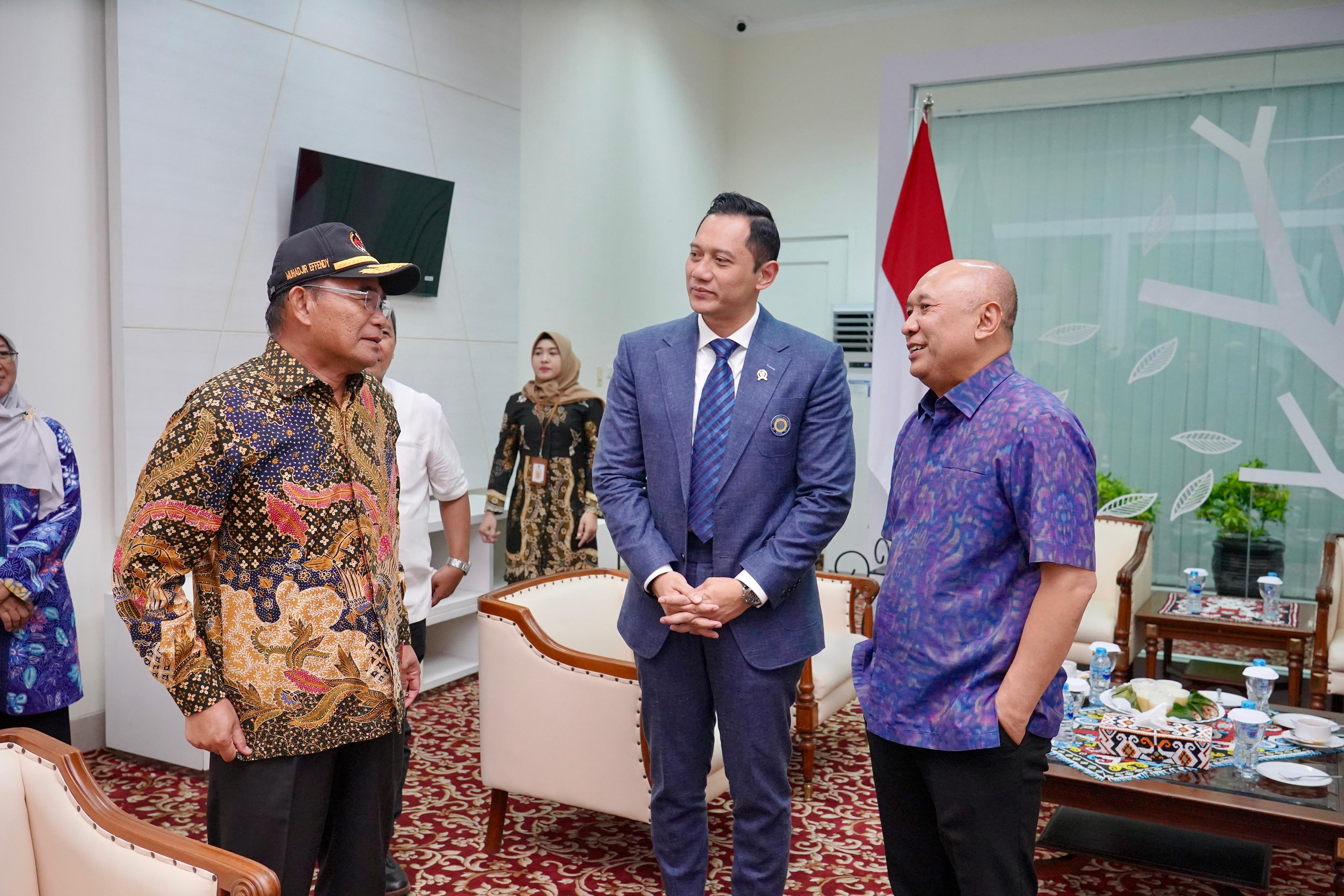 Siapkan Program Strategis : Menteri Agraria dan Tata Ruang Badan Pertanahan Nasional (ATR/BPN), Agus Harimurti Yudhoyono (tengah) bersama Menko PMK, Muhadjir Effendi dan Menteri Koperasi Teten Masduki