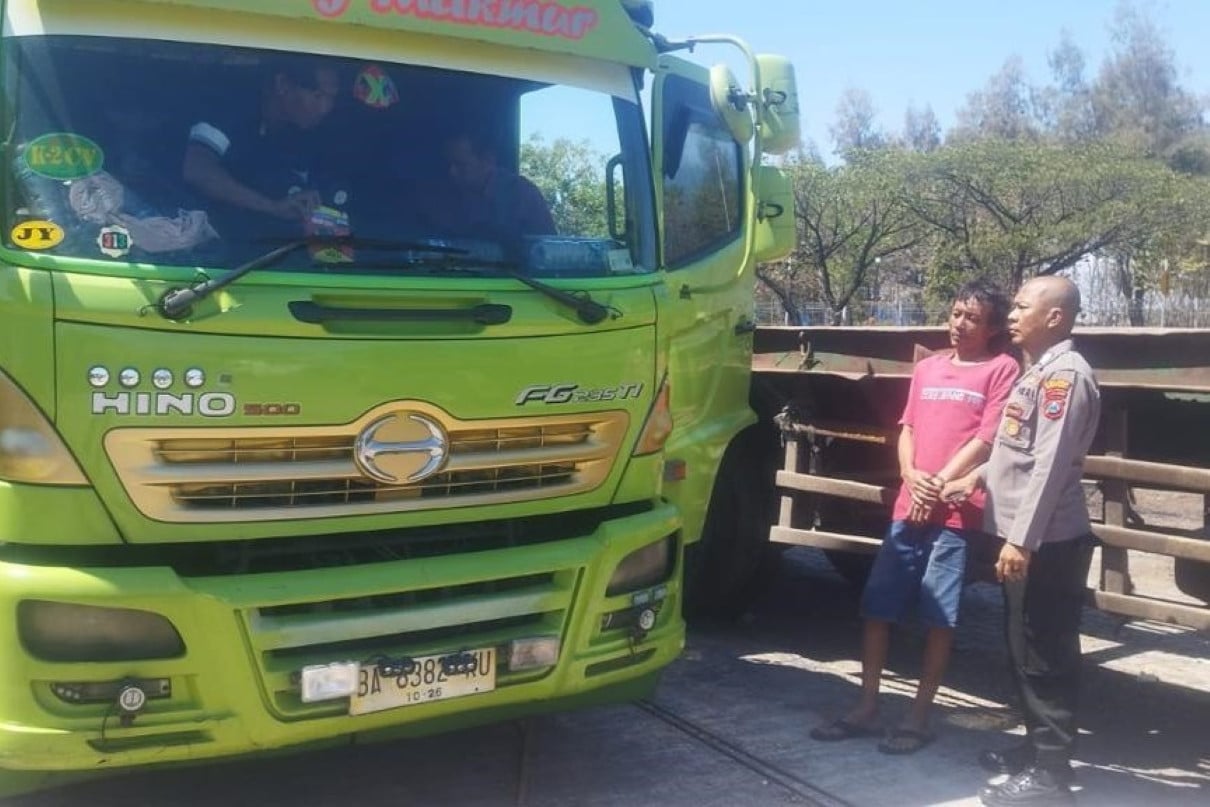 PESTA SABU DI TOL: Petugas kepolisian Polda Jatim menangkap pengguna sabu di tol Kebomas Gresik.