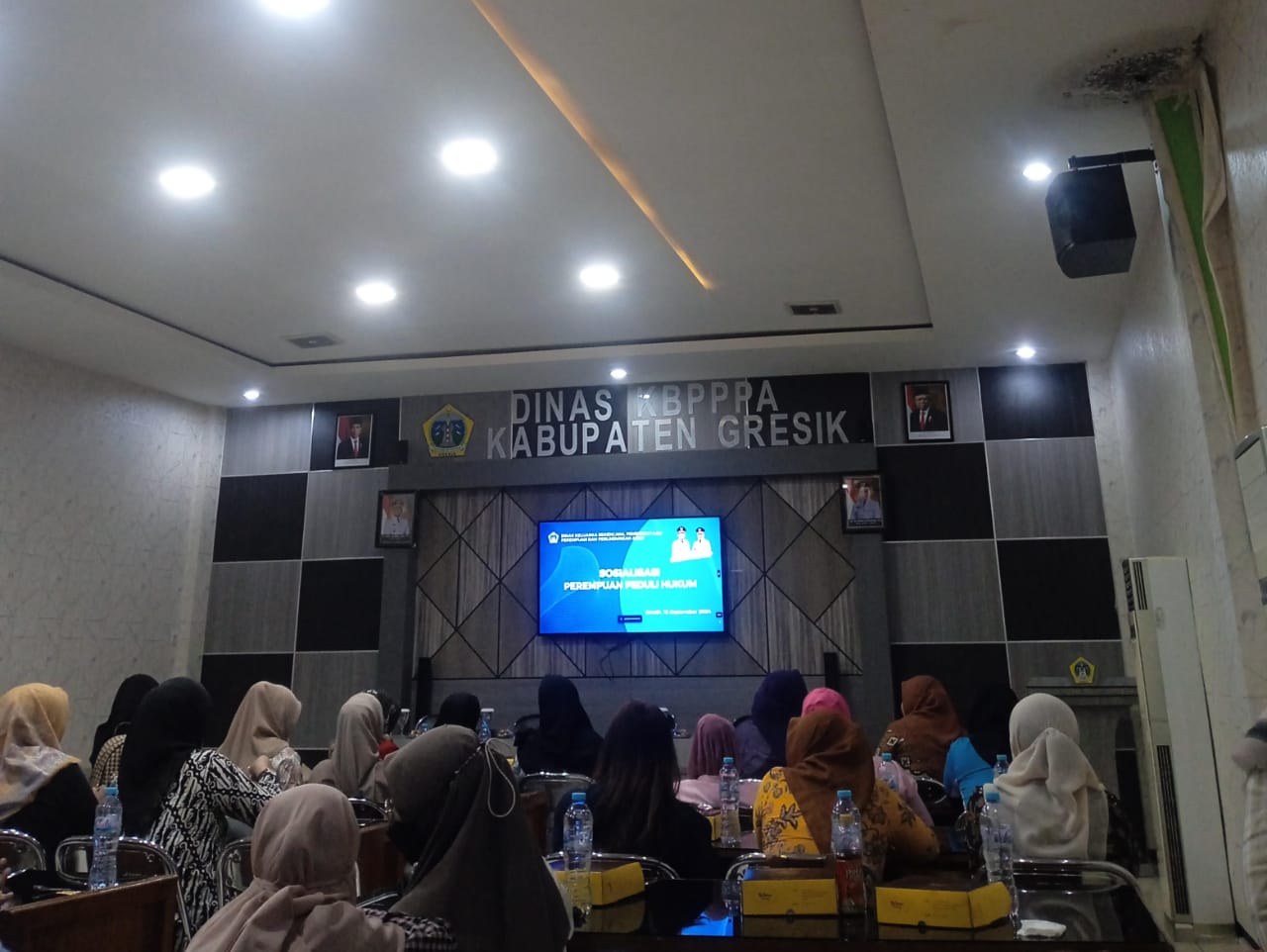 Kepala Dinas KBP3A dr Titik Ernawati memberikan sosialisasi tentang peduli hukum ke perempuan Gresik