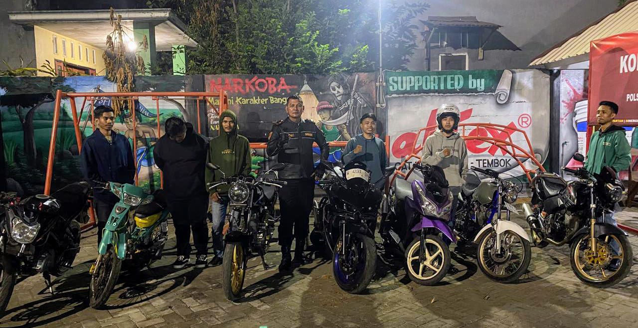 DIAMANKAN: Kapolsek AKP Roni Ismullah saat mengamankan 11 motor yang menggunakan knalpot brong di Polsek Menganti.
