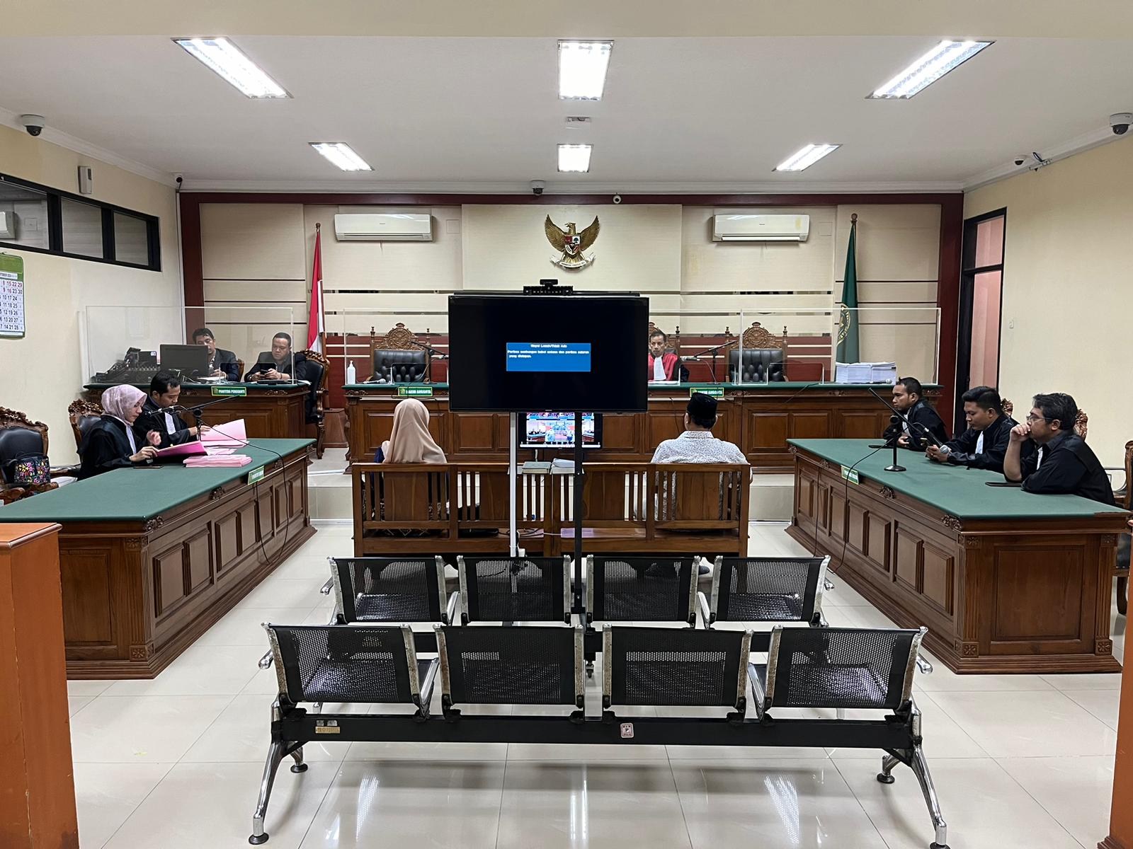 TUNTUTAN: Kedua terdakwa Malahatul Fardah dan Rian Febrianto menjalani sidang tuntutan di PN (Tipikor) Surabaya.