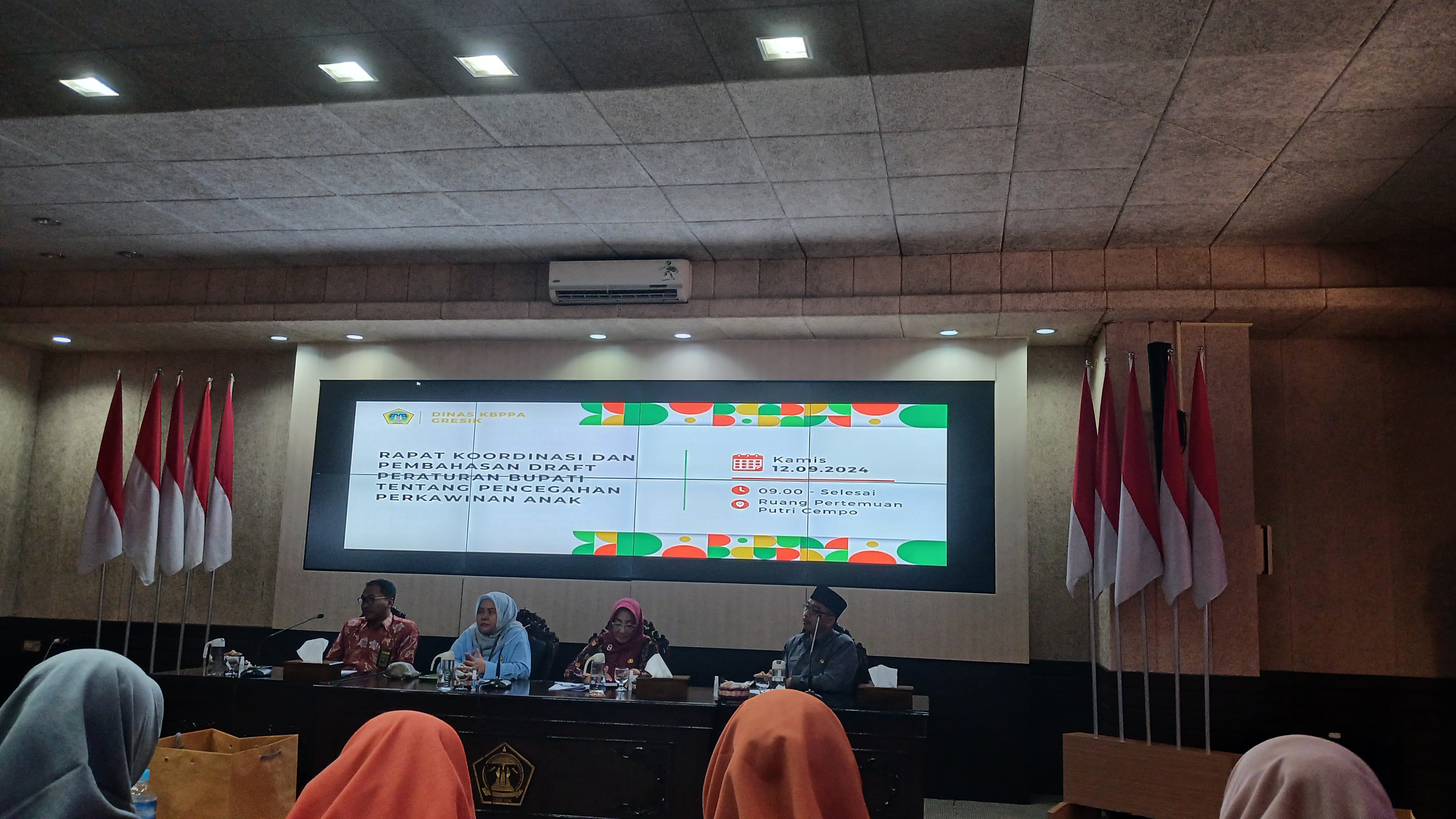 KOORDINASI: Dinas KB P3A Pemkab Gresik menggandeng seluruh organisasi perempuan untuk membahas draf perbup penanganan perkawinan anak.