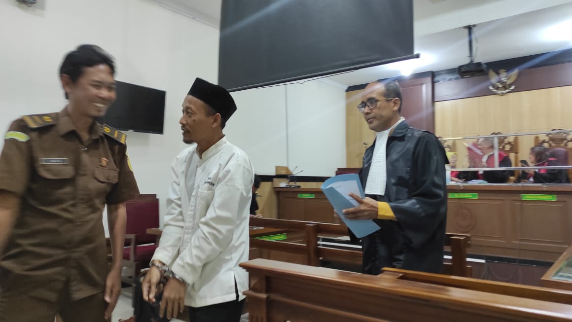 TERTUNDUK: Terdakwa Asrofin bisa menunduk usai menjalani sidang Tuntutan di PN Gresik.