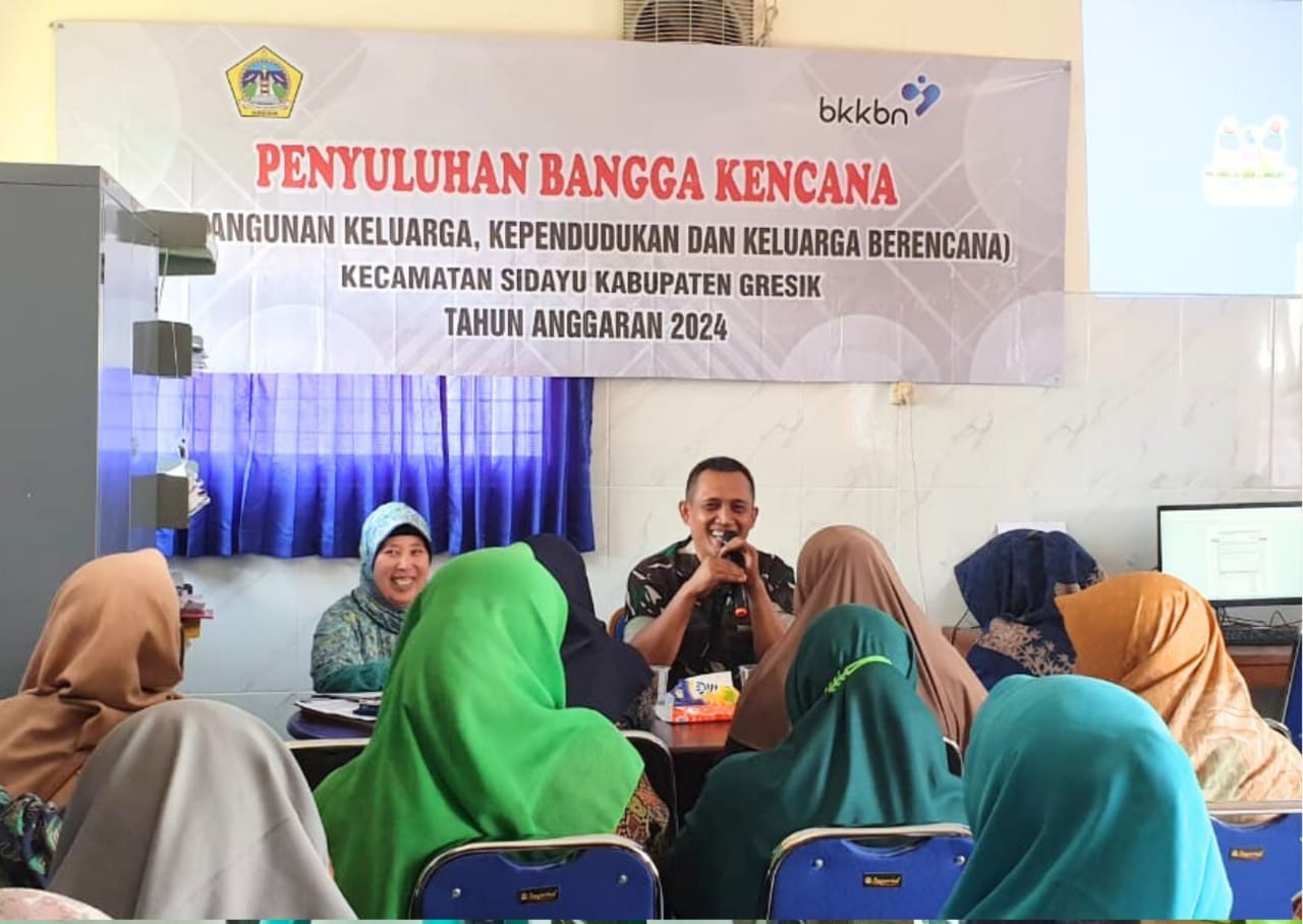 PENYULUHAN: Peltu Syamsudiono Battituud Koramil 12/Sidayu bersama penyuluh KB memberikan penyuluhan KB di wilayah Kecamatan Sidayu, Gresik, Sabtu (14/9).
