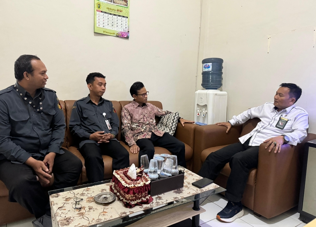 Bawaslu Gresik saat berkoordinasi dengan Pengadilan Agama terkait data penetapan dispensasi nikah.