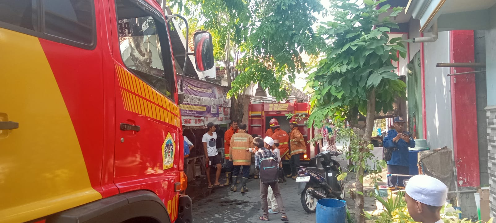 PEMADAMANAN : Anggota Damkarla Gresik saat melakukan pemadaman di sebuah warung kopi yang berlokasi di Gang Masjid Desa Kedanyang, Kecamatan Kebomas, Gresik
