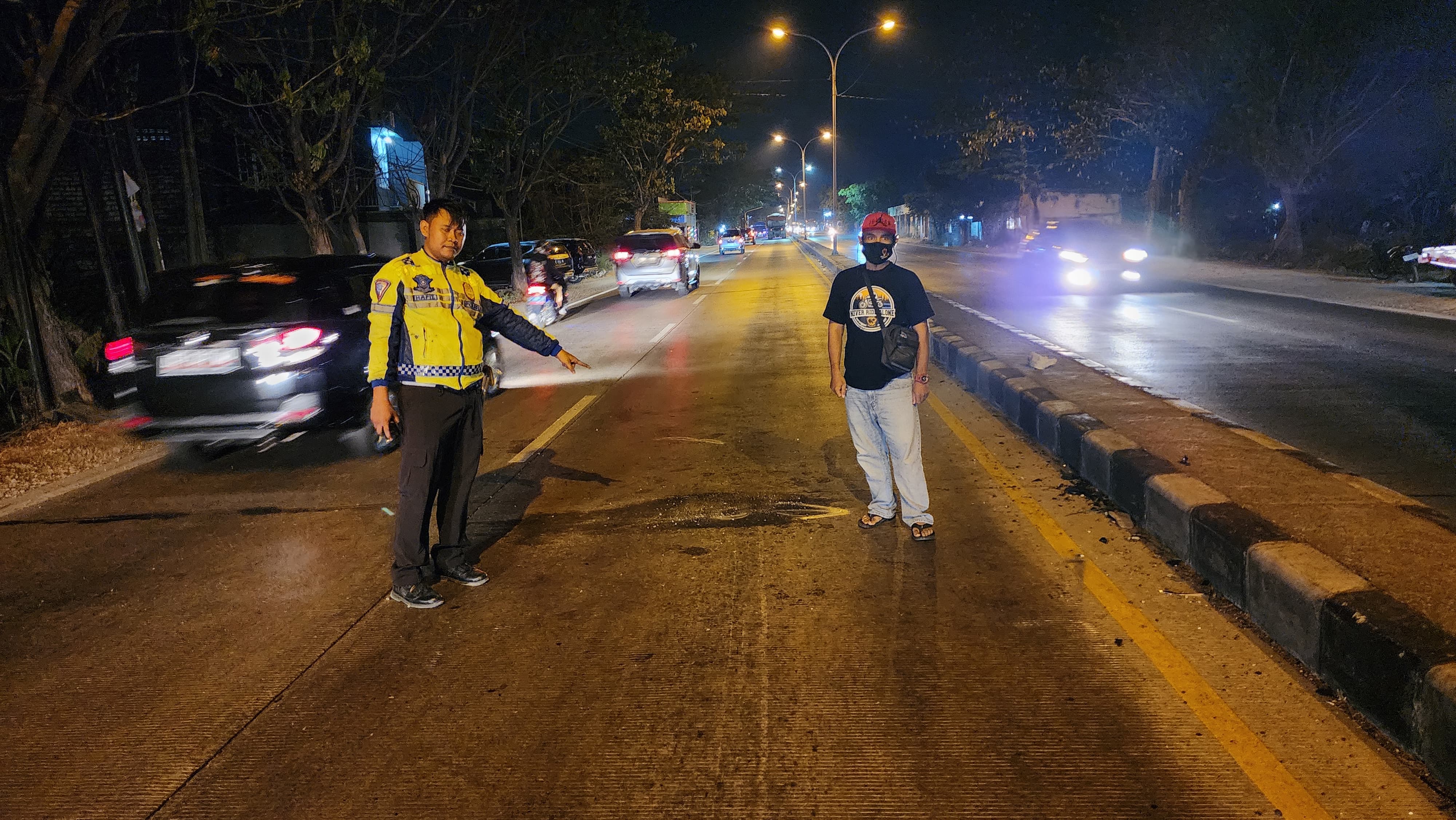 OLAH TKP: Anggota Unit laka saat melakukan olah TKP kecelakaan di Jalan Raya Desa Pandanan Kecamatan Duduksampeyan, Gresik, Minggu (15/9).