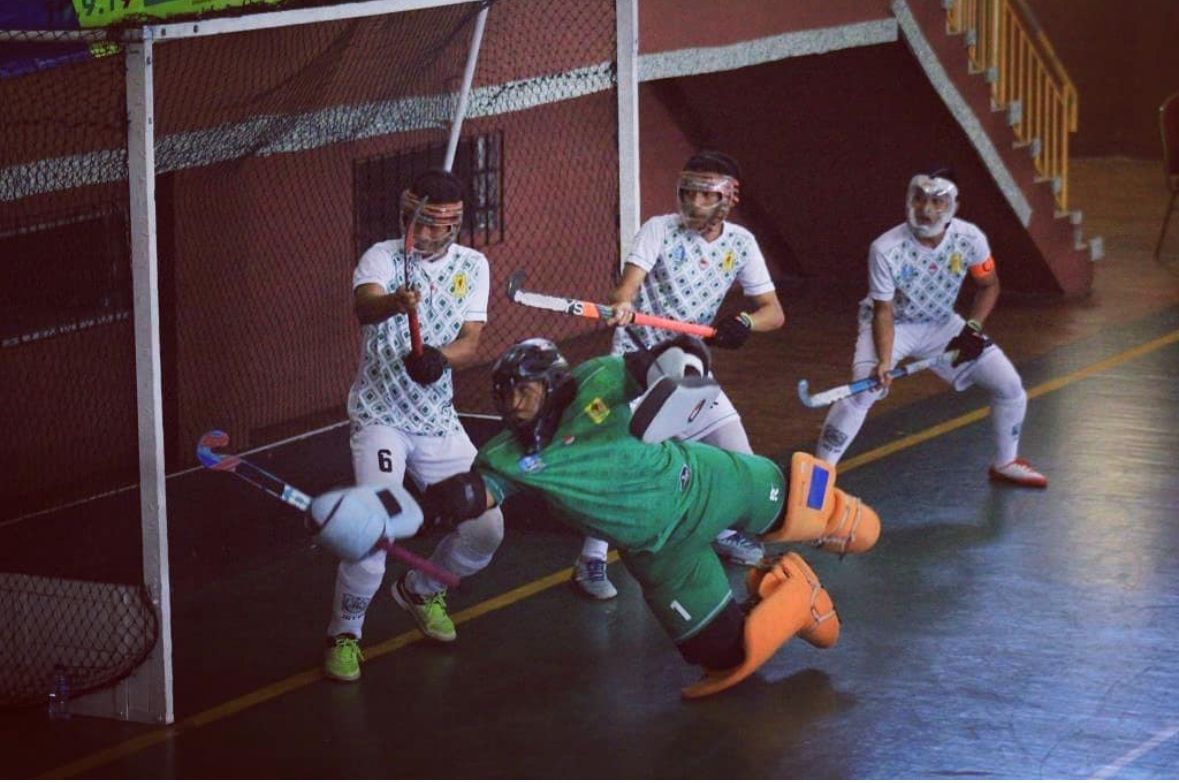 BERPRESTASI : Anggota Polres Gresik Bripda Ilham Wiranata atlet cabor Hovkey Indoor Jatim behasil memperoleh medali perunggu di ajang PON 2024.