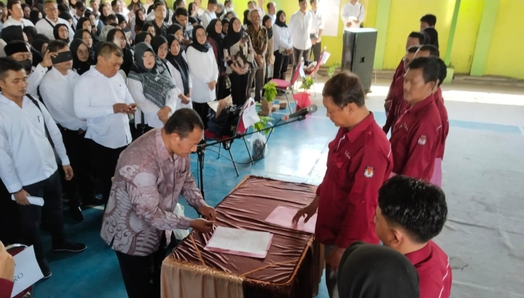 PPK Kebomas saat melantik ribua KPPS pada Pemilu 2024 Januari lalu.