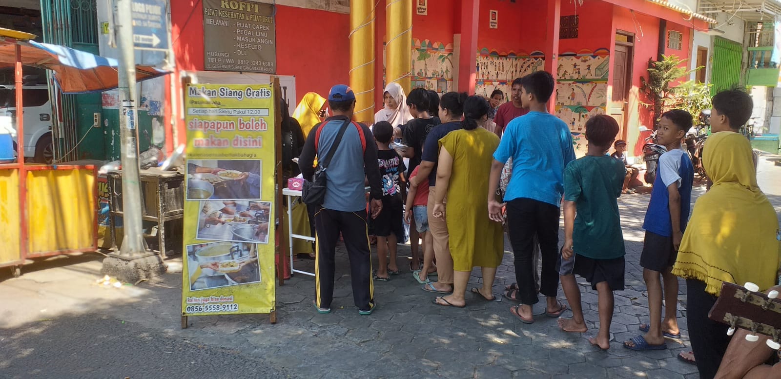 CHARITY: Emak-emak memasak sendiri dan membagikan makan siang ke masyarakat sekitar