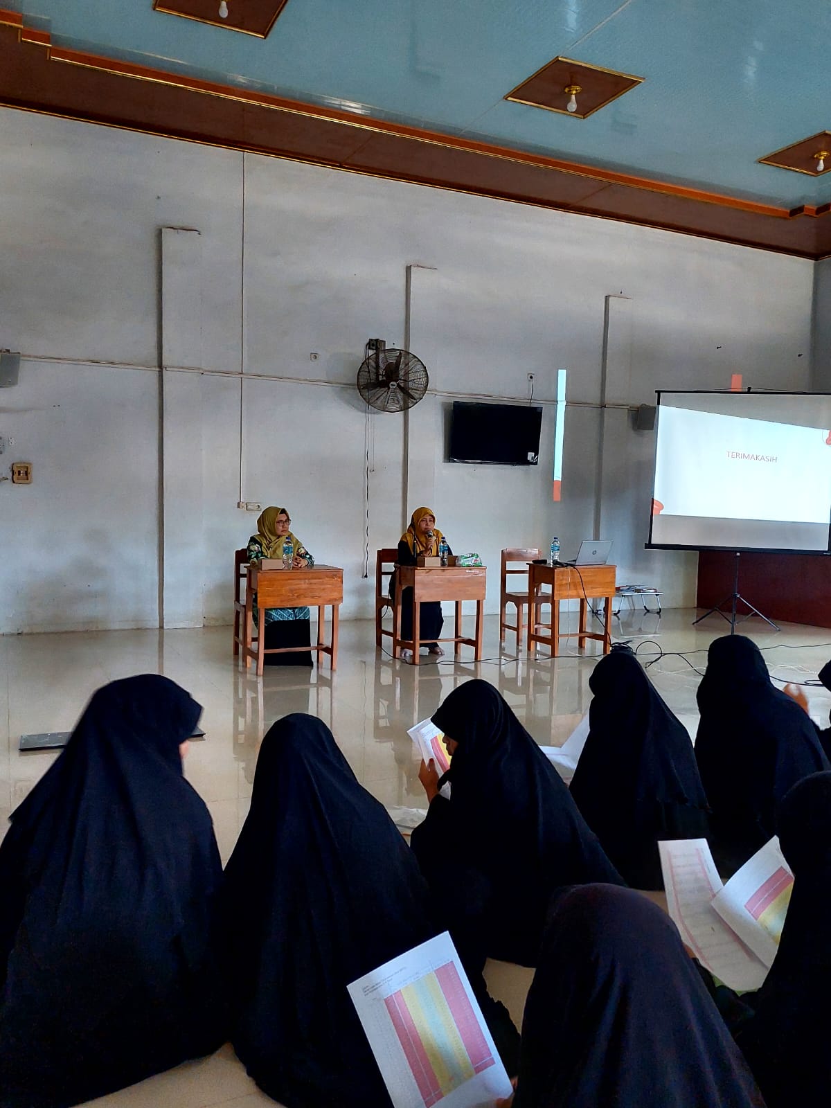 PENGABDIAN: Ketua Pengabdian Masyarakat (PKM) Fakultas Kedokteran Unair Dr. dr Widati Fatmaningrum, MKes., Sp.GK, Dr dr Sri Umijati, MS