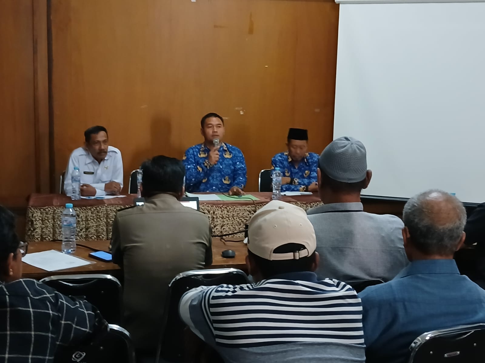 MEDIASI: Camat Manyar Hendriawan Susilo bersama jajaran Forkopimcam Manyar melakukan mediasi penyaluran beras CSR dari perusahan di Desa Roomo, Kecamatan Manyar.