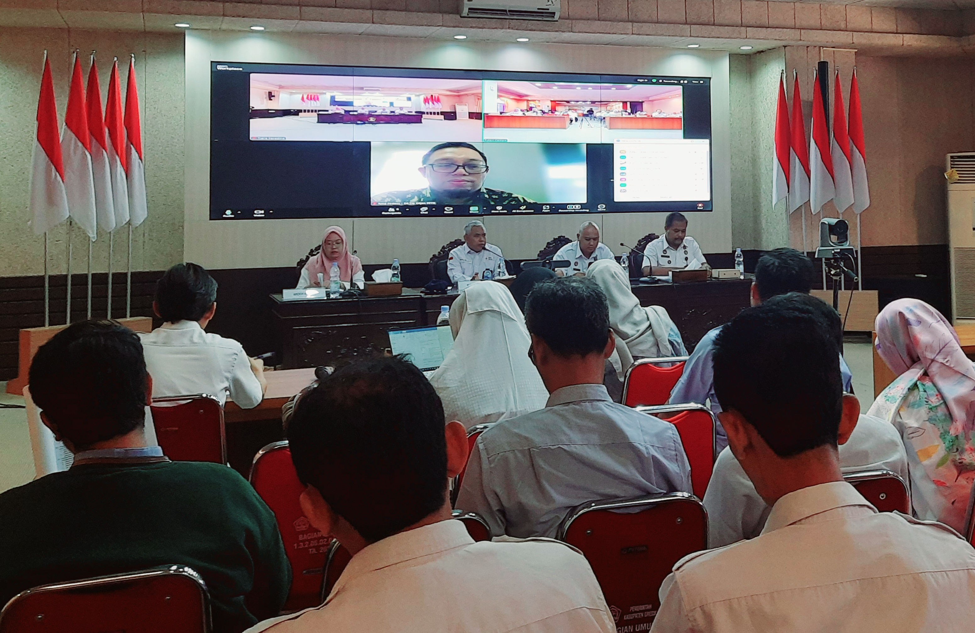 Asisten Sekda Gresik Misbahul Munir saat memimpin forum diskusi penyusunan Ranperbup Sanksi Administrasi Pelanggaran Pemanfaatan Ruang.