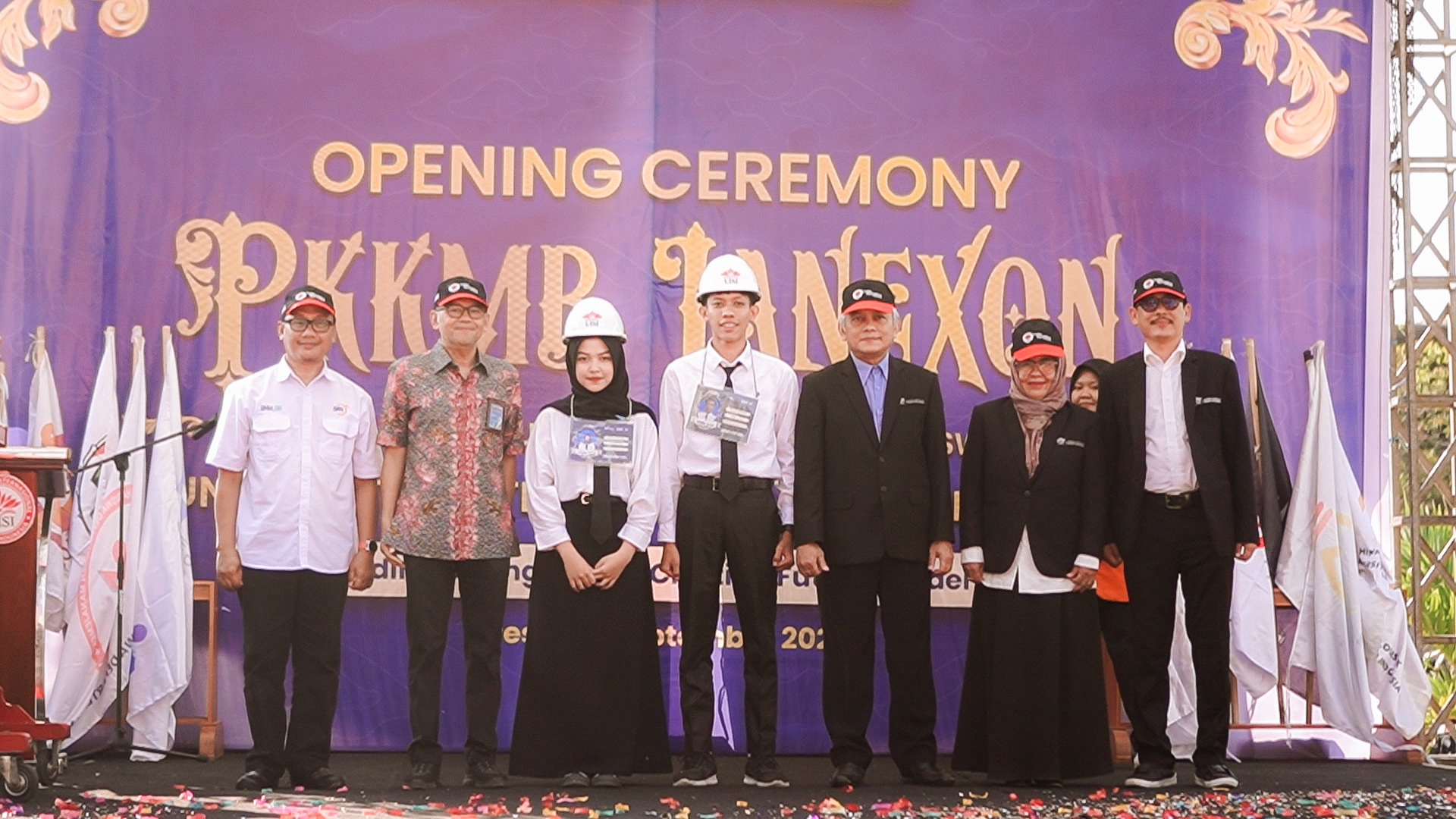 RESMI DIBUKA  : Rektor UISI, Prof. Dr. Eng. Ir Herman Sasongko (Ketiga dari kanan) resmi membuka PKKMB LANEXON 2024 UISI untuk membentuk mahasiswa yang berdayasaing tinggi dan visioner.