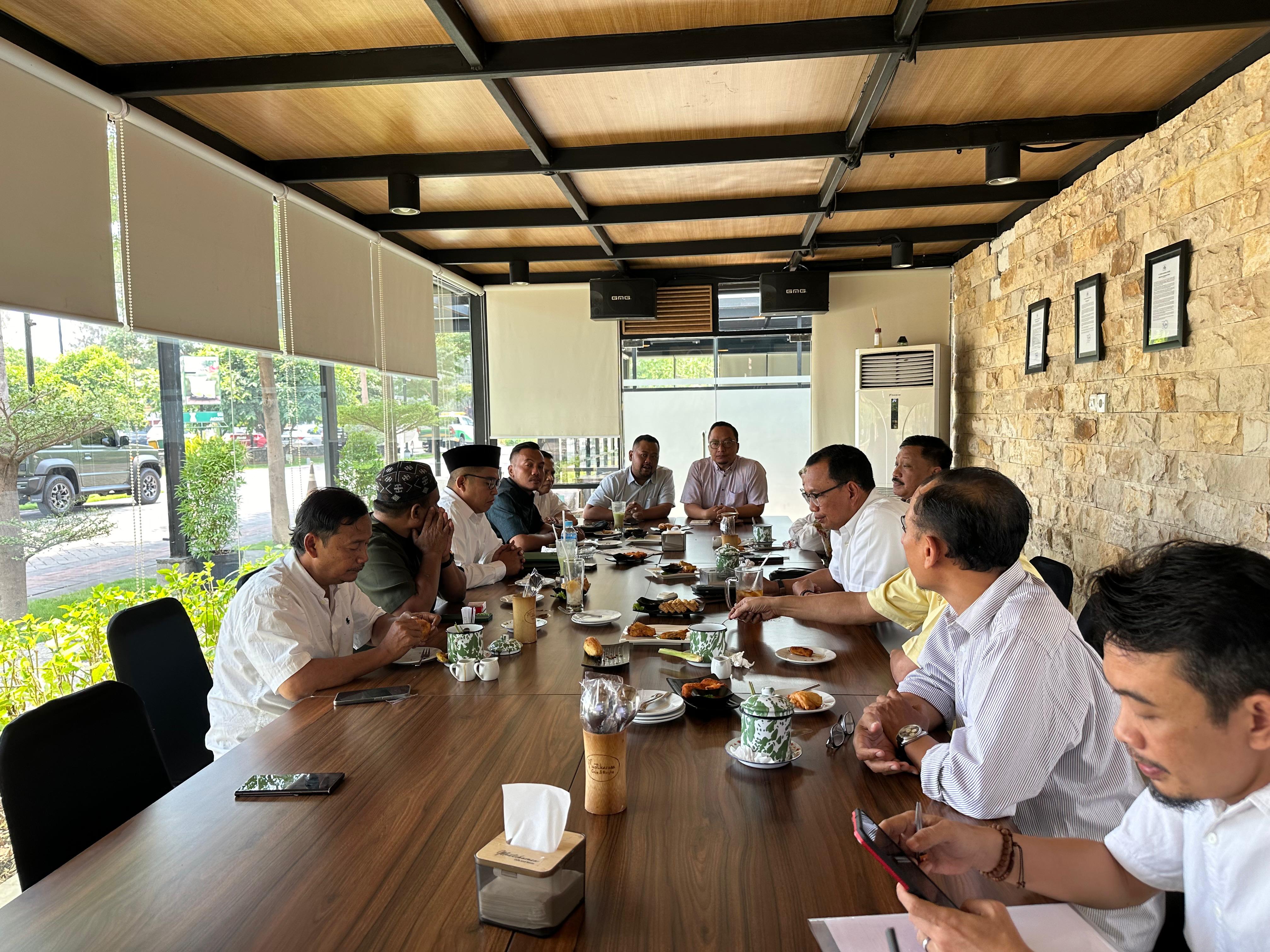 KONSOLIDASI: Paslon Yani - Alif saat menggelar konsolidasi dengan partai pengusung untuk membentuk tim pemenangan.