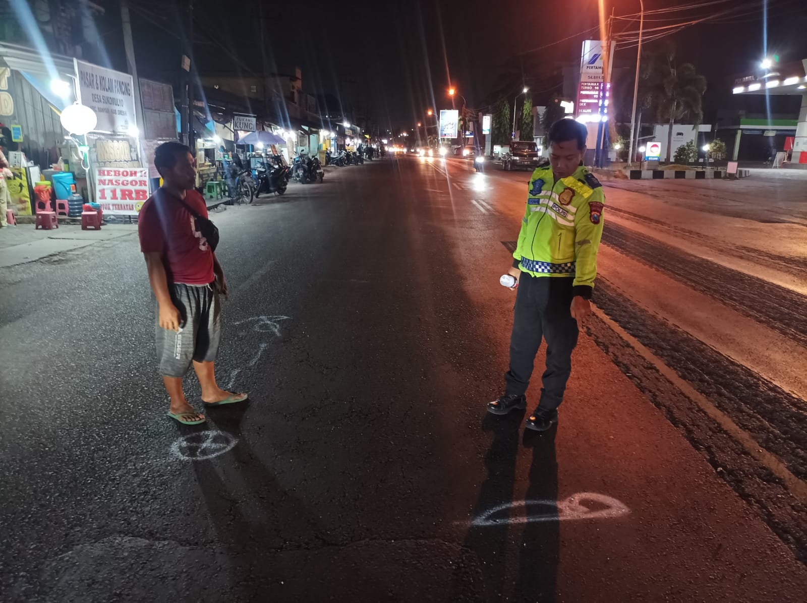 OLAH TKP: Anggota Unit Laka Satlantas Polres Gresik saat melakukan olah TKP kecelakaan di Jalan Raya Sukomulyo, Manyar, Gresik.