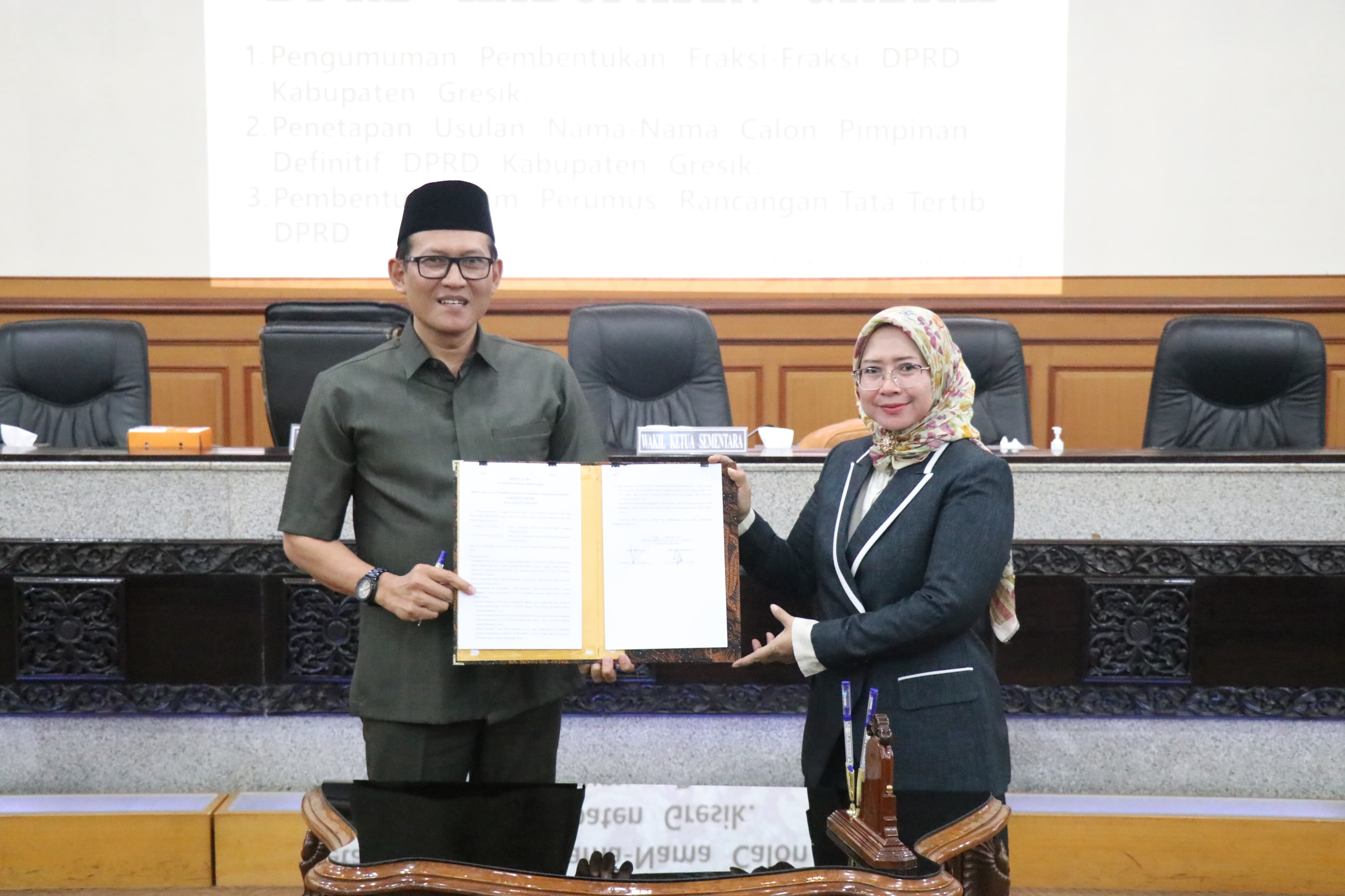 PENETAPAN: Pimpinan Sementara DPRD Gresik menetapkan usulan calon pimpinan definitif.