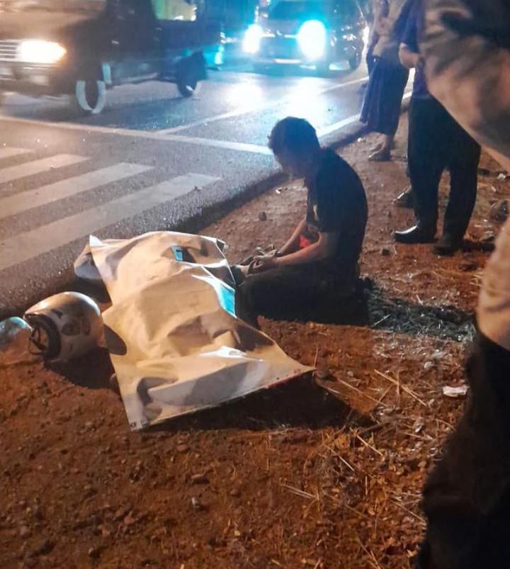 OLAH TKP: Anggota Unit Laka Satlantas Polres Gresik melakukan olah TKP kecelakaan di Jalan Raya Desa Ambeng - ambeng, Kecamatan Duduksampeyan, Gresik.