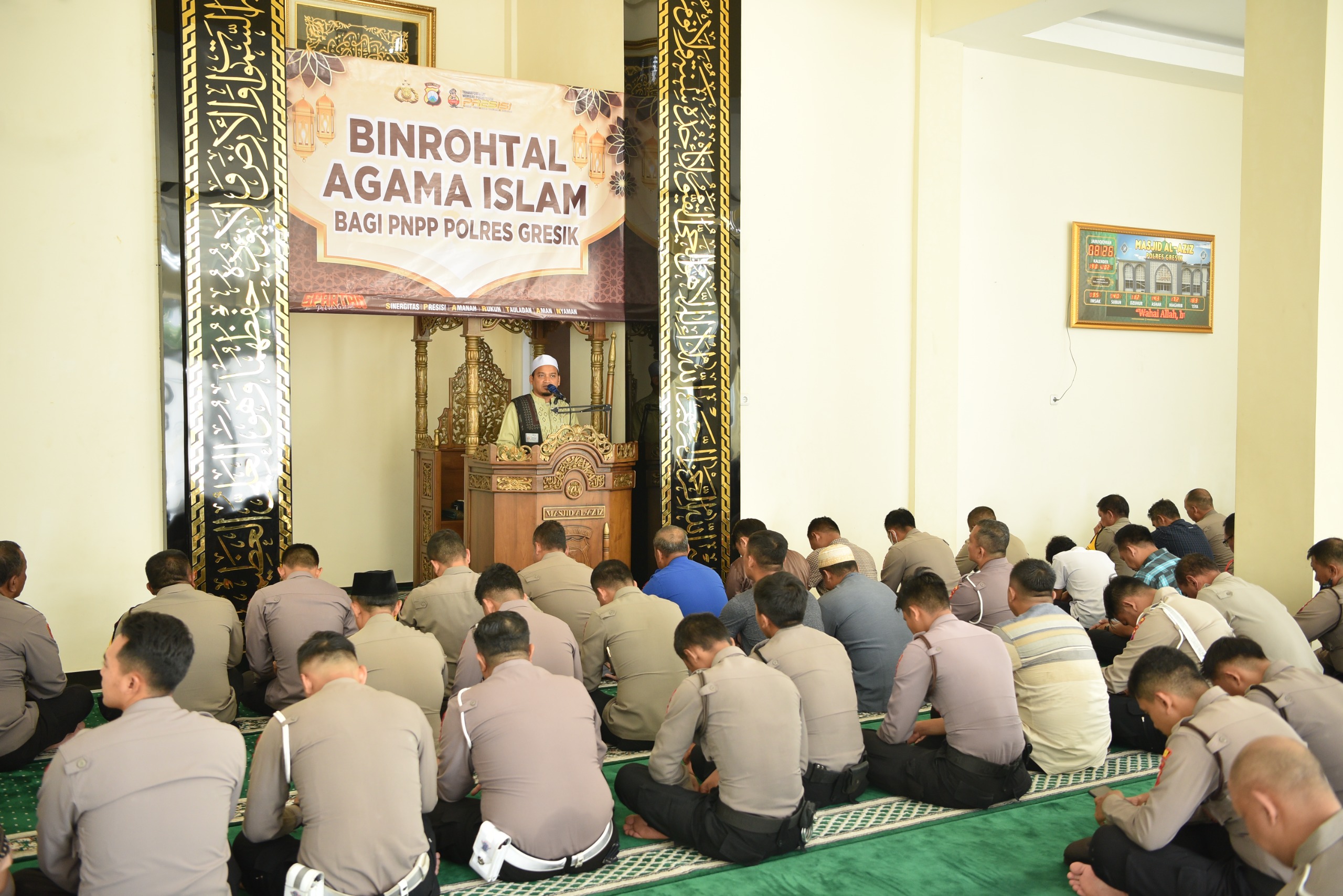 BINROHTAL: Wakapolres Gresik, Kompol Danu Anandhita Kuncoro Putro bersama anggotanya Polres Gresik saat mengikuti Binrohtal di Masjid Al Aziz Polres Gresik.