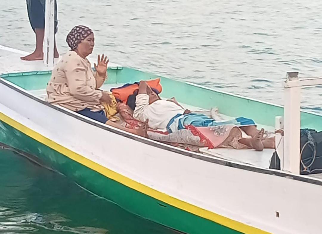 DIRUJUK: Salah satu warga Gili Timur Bawean Gresik mengantar pasien sakit menggunakan perahu nelayan.