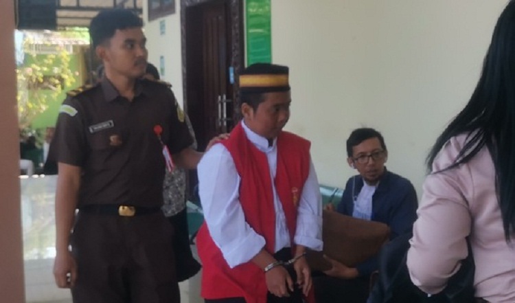 JALANI SIDANG: Tersangka Bagas Arista Herlyanto memasuki ruang sidang di PN Gresik.