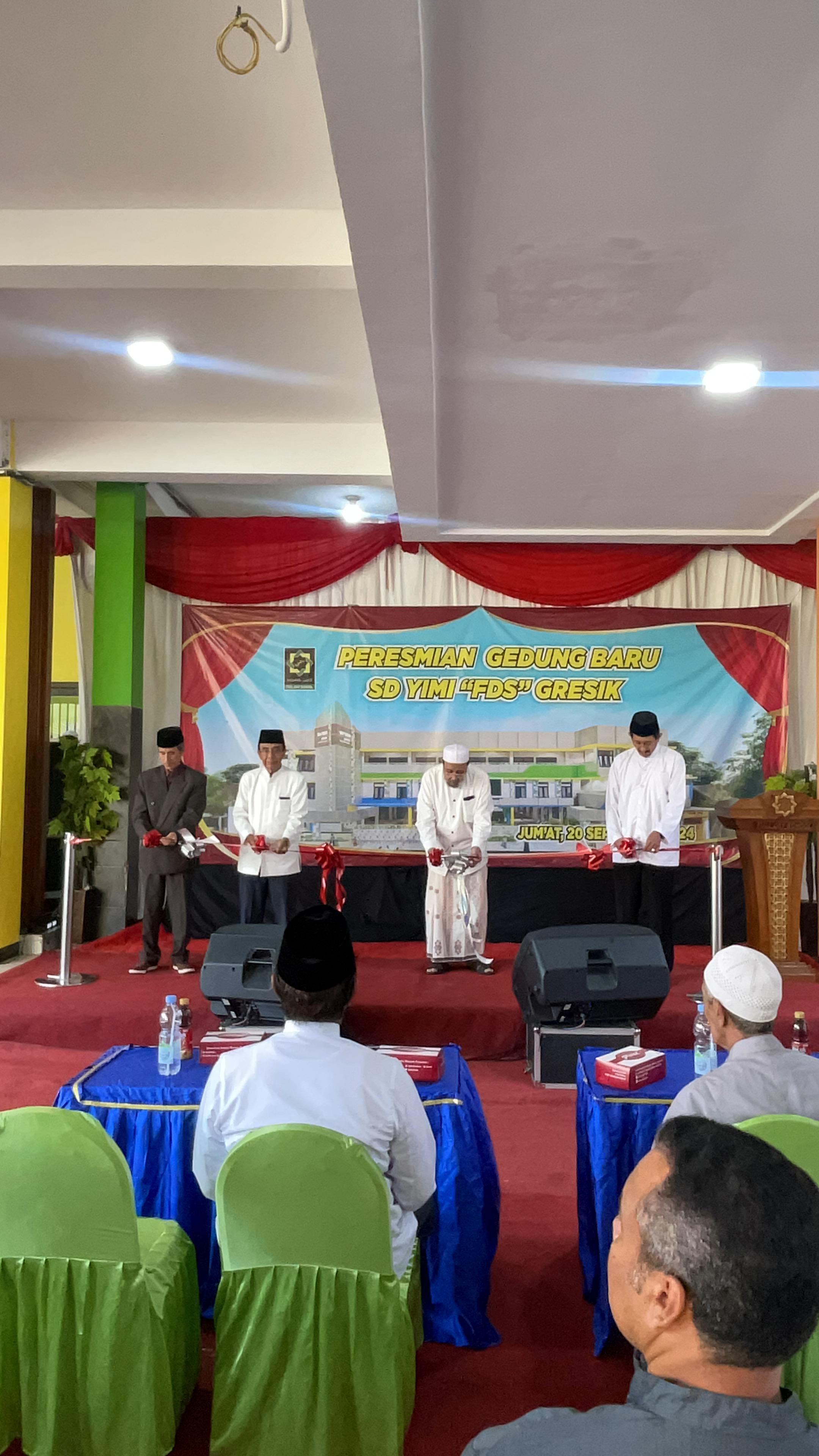 Ketua Pengurus Yayasan Islam Malik Ibrahim (YIMI) Drs. Muhammad Syahab melakukan pemotongan pita sebagai tanda diresmikannya gedung baru SD YIMI.