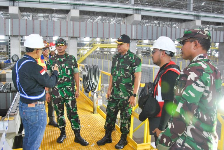 CEK PENGAMANAN: Komandan Korem 084/Bhaskara Jaya Brigjen TNI Danny Alkadrie beserta rombongan didampingi Dandim 0817/Gresik Letkol Inf Ahmad Saleh Rahanar melakukan peninjauan persiapan kunjungan