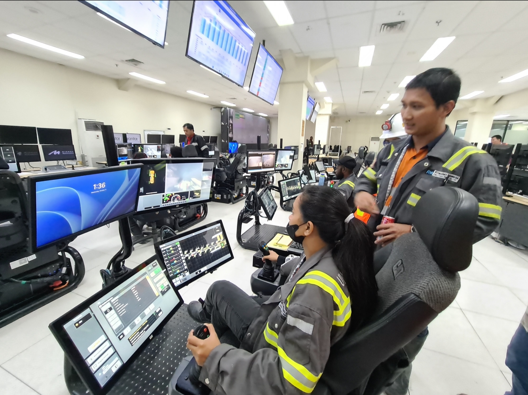 Canggih : PT Freeport Indonesia menggunakan teknologi kendali jarak jauh untuk mengoperasikan mesin cruisher, loader dan kereta pengangkut bijih.