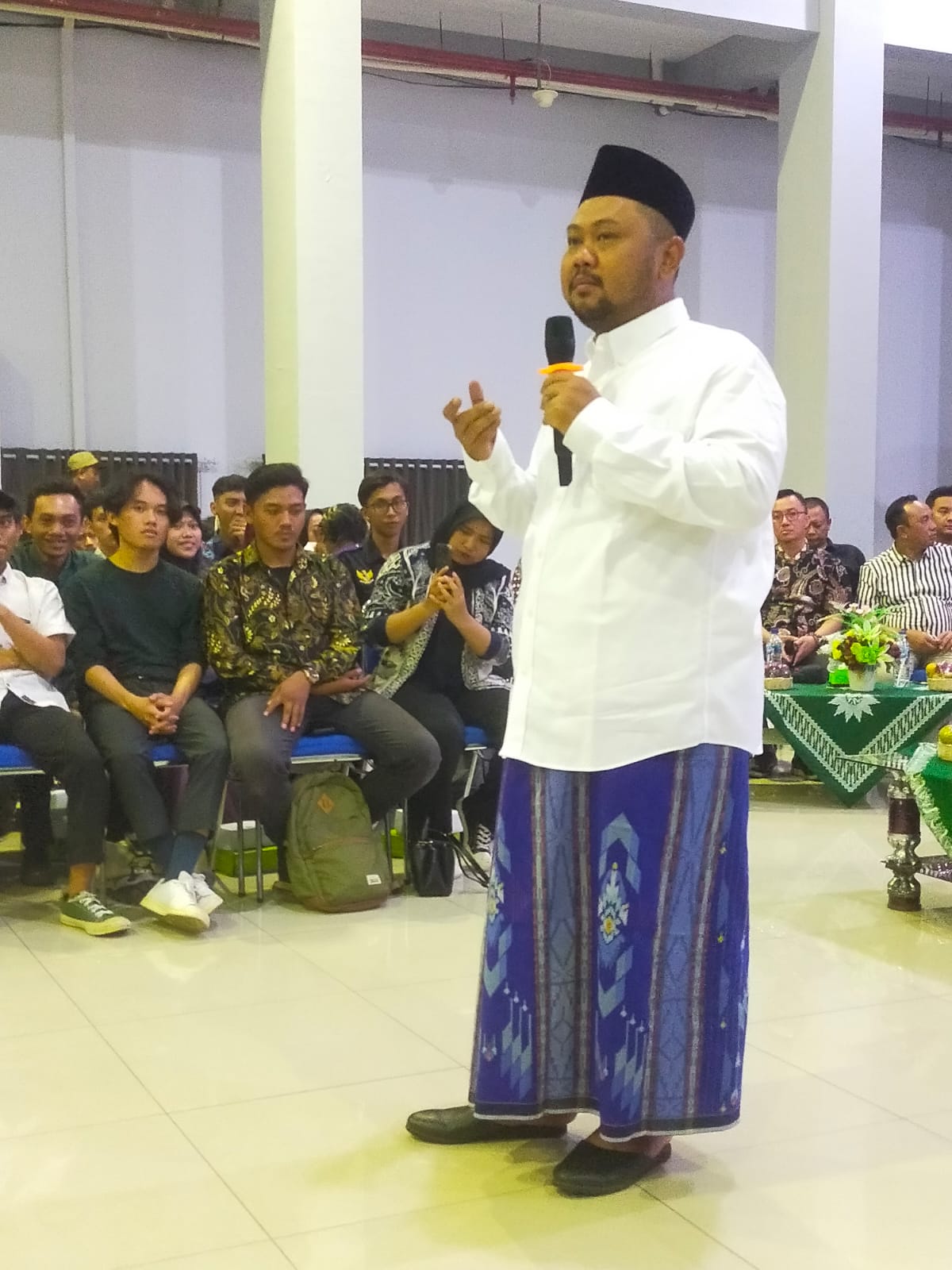 Bupati Gresik Fandi Akhmad Yani  saat rembug akur bersama mahasiswa