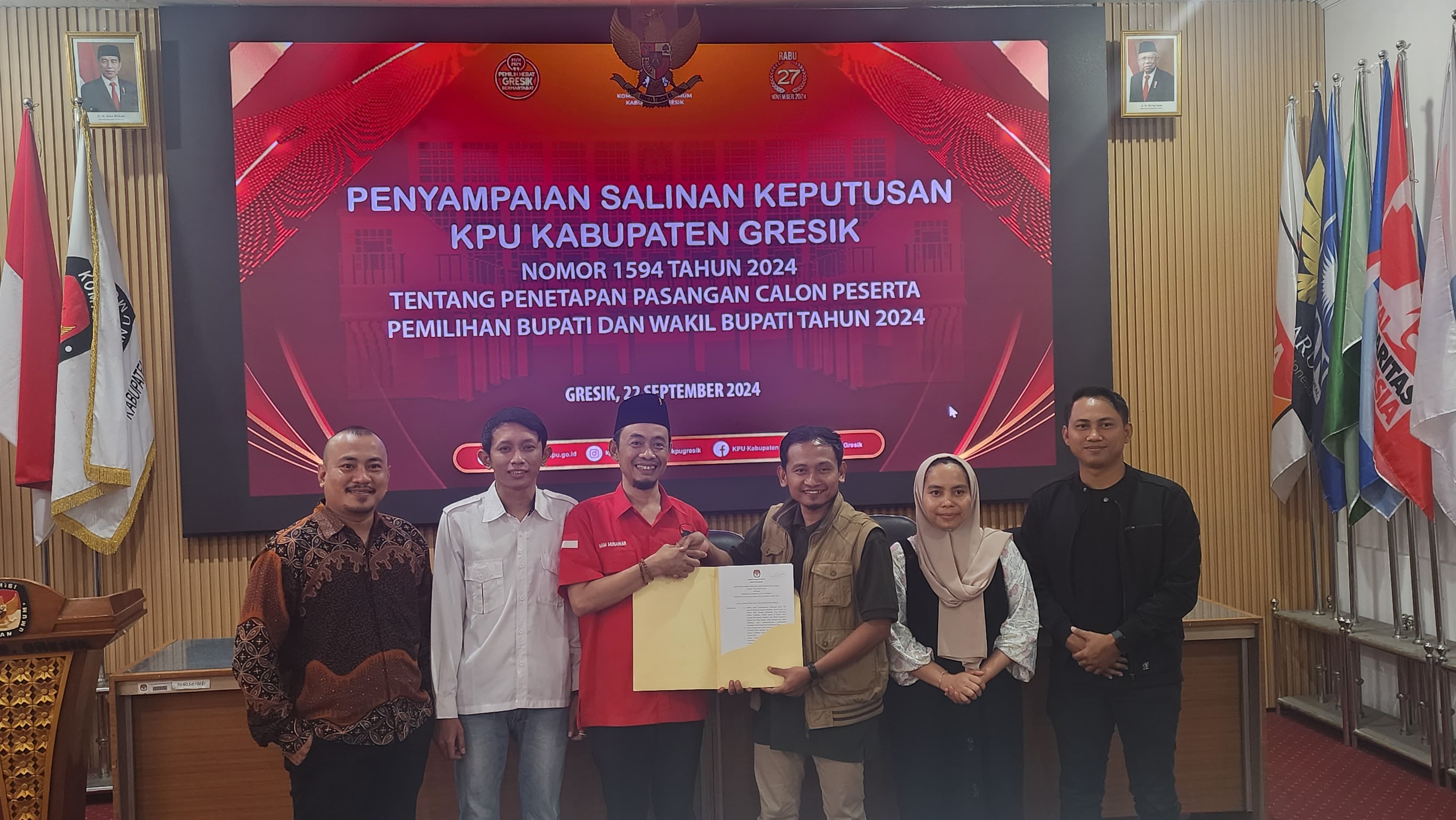 Ketua KPU Gresik Akhmad Taufik saat menyerahkan salinan penetapan kepada Sekretaris Tim Kampanye paslon Yani -Alif.