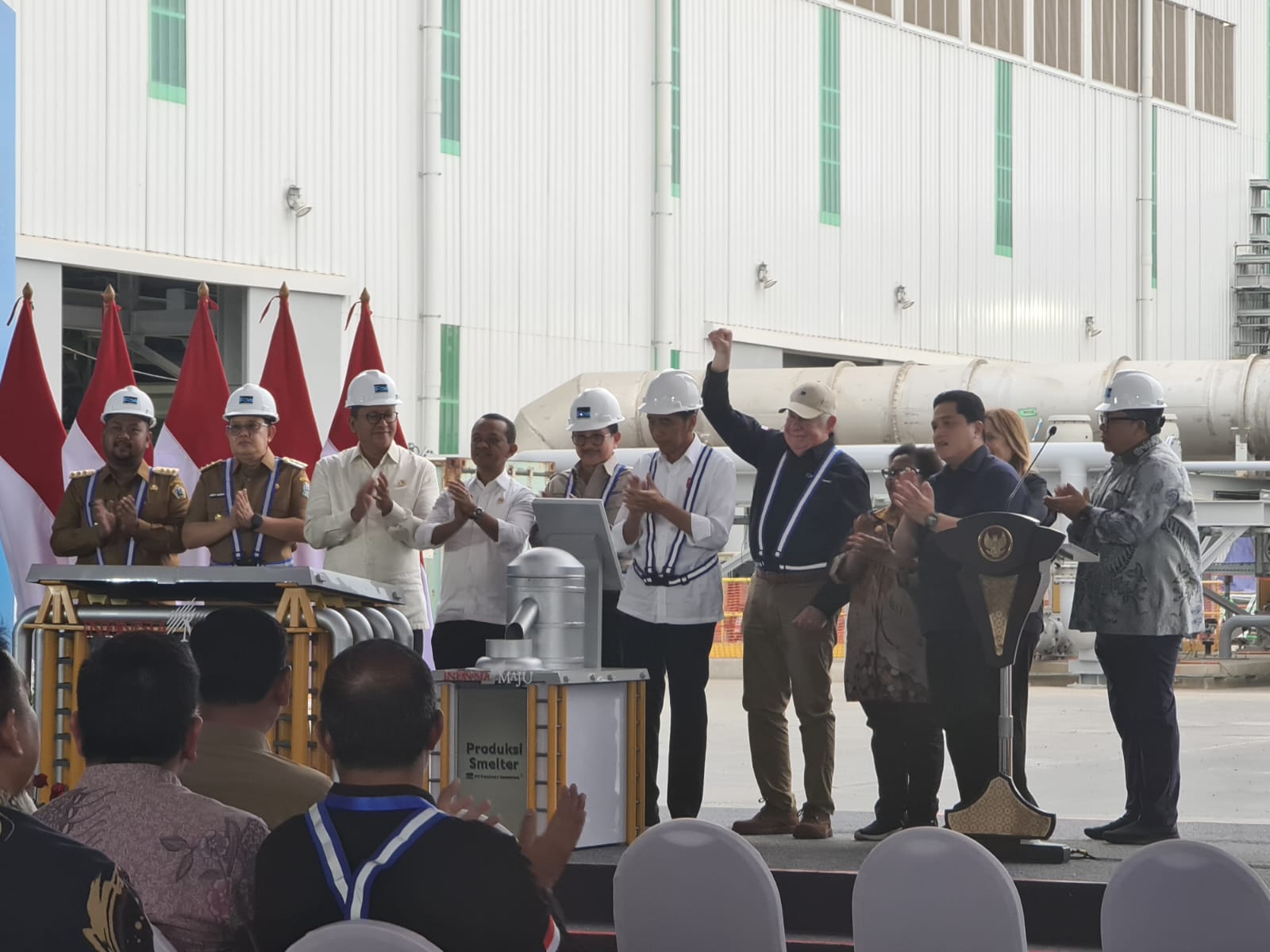 Resmi Produksi : Presiden RI, Joko Widodo didampingi sejumlah menteri dan pimpinan PT Freeport Indonesia meresmikan produksi Smelter Gresik.