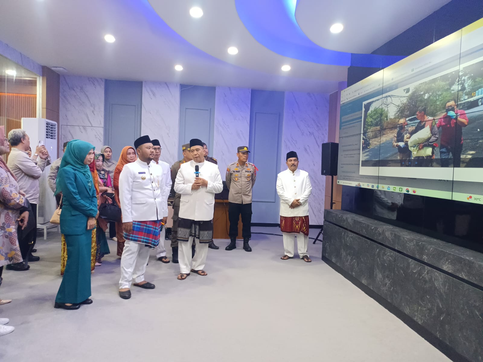PEMANTAUAN: Bupati melihat pelayanan publik Command Center di Kantor Pemkab Gresik.