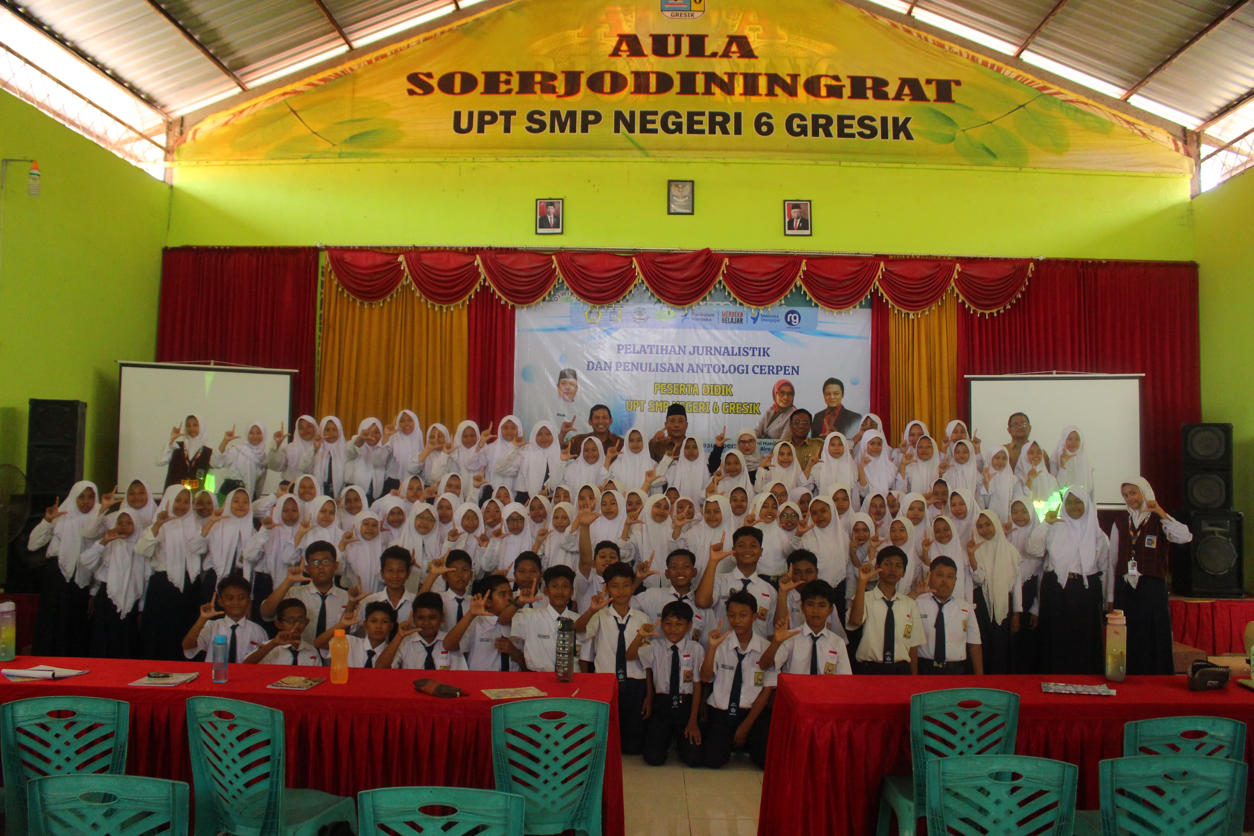 SAMBUTAN: Kepala UPT SMPN 6 Gresik, Abd. Aziz, S.Pd., M.Pd, memberikan sambutan sebelum Pelatihan Jurnalistik dan Penulisan Antologi Cerpen di Aula Soerjodiningrat.