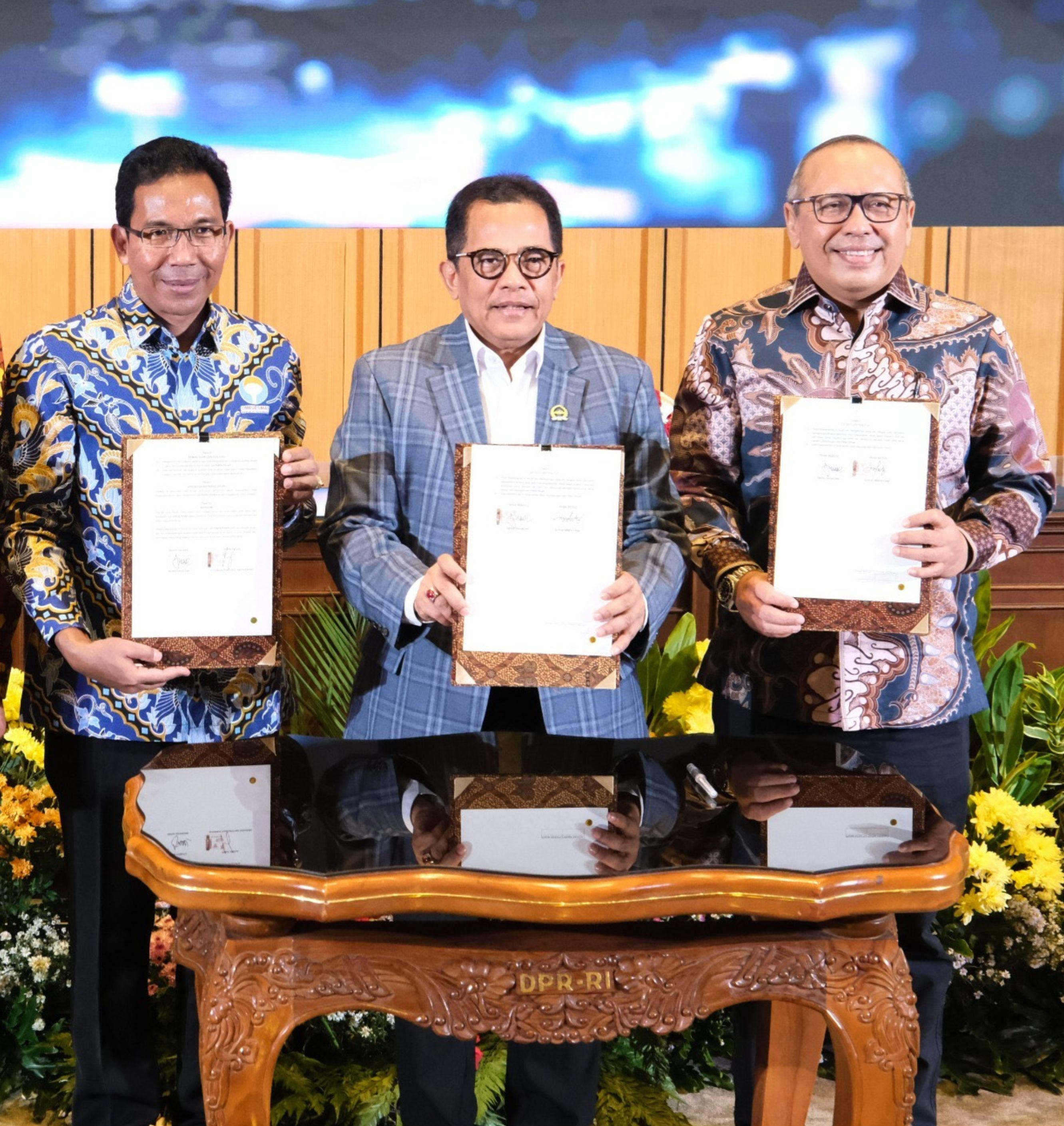 Sinergi : Sekjen ATR/BPN dan Sekjen DPR RI menandatangani Nota Kesepahaman tentang Peningkatan Kualitas Penyelenggaraan Pelayanan Publik. Penandatanganan dilakukan di Gedung Nusantara II, DPR RI.