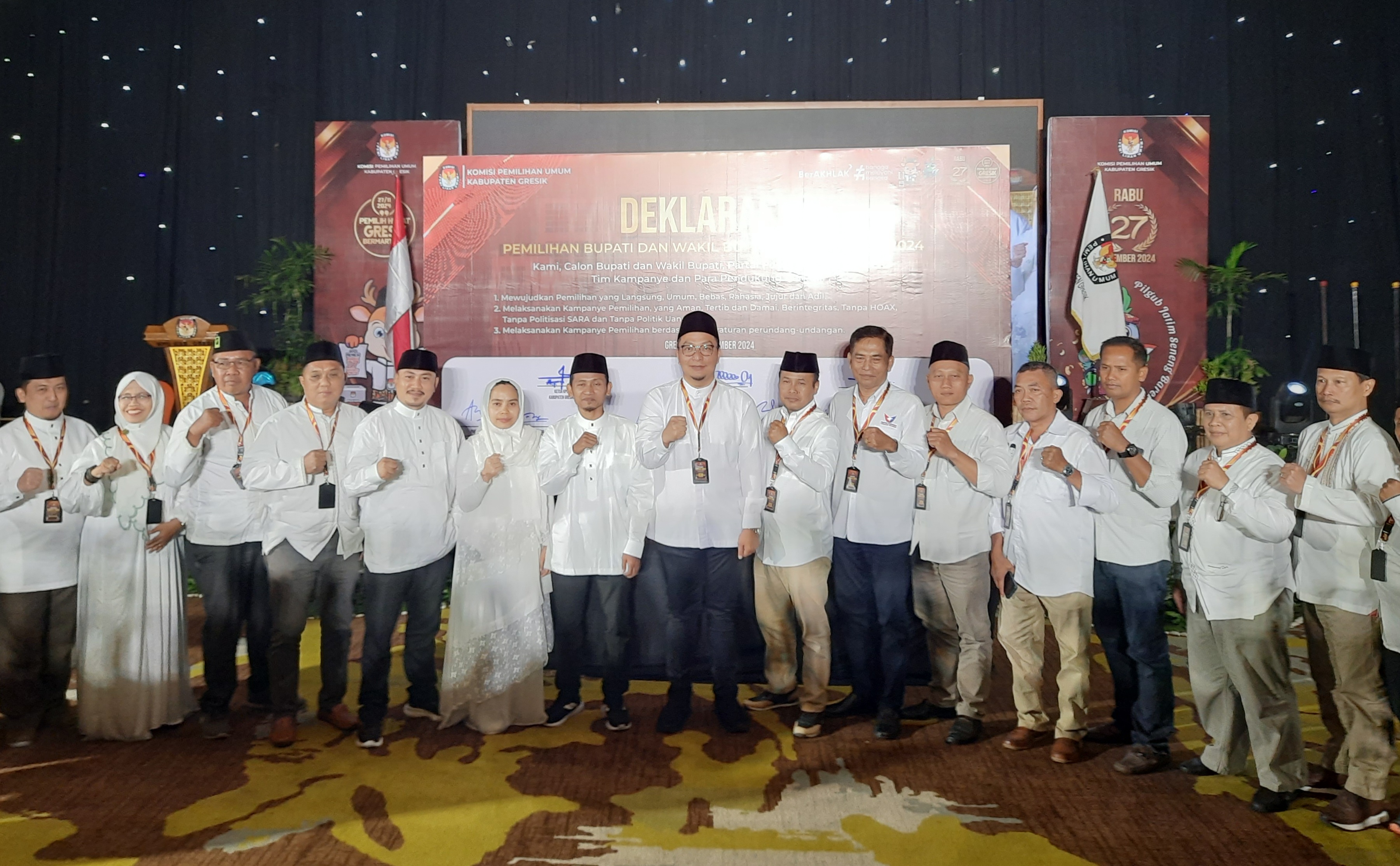 DAMAI: Cawabup dr Asluchul Alif bersama KPU Gresik dan Parpol Pengusul menggelar deklarasi kampanye damai.
