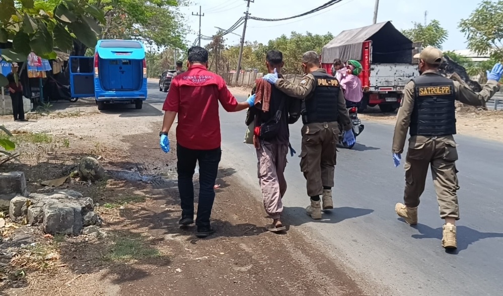 Petugas URC Dinsos bersama Satpol PP Gresik saat mengamankan ODGJ di Jalan Myjend Sungkono.