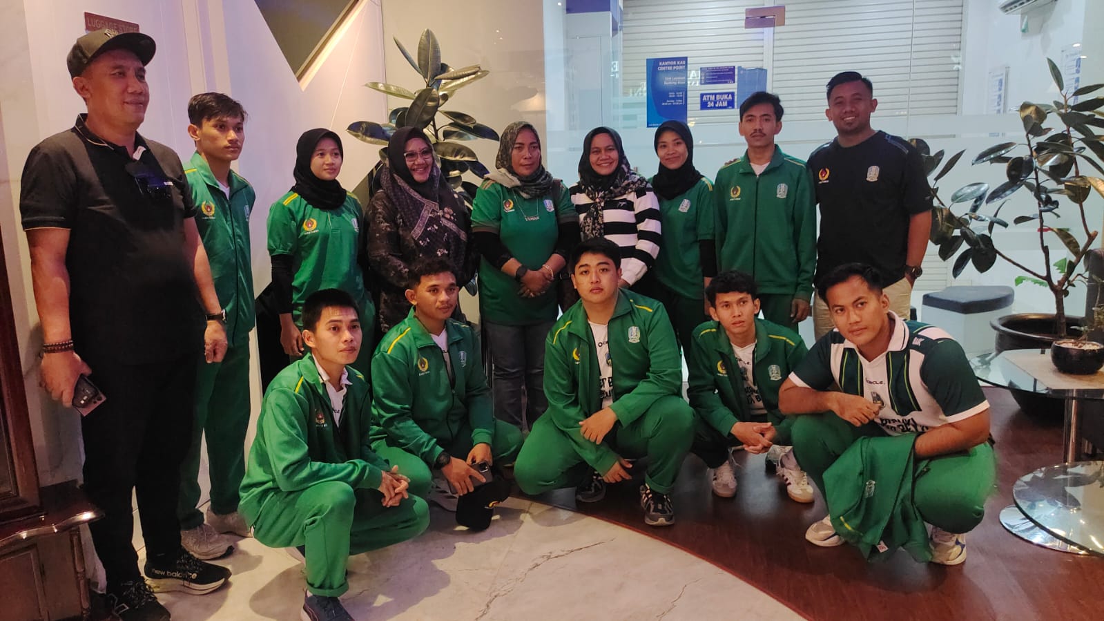 PRESTASI MENINGKAT : Wakil Bupati Gresik Aminatun Habibah bersama Ketua KONI dr Anis Ambiyo Putri saat memberikan support kepada atlet yang berlaga di PON Aceh - Sumut 2024.