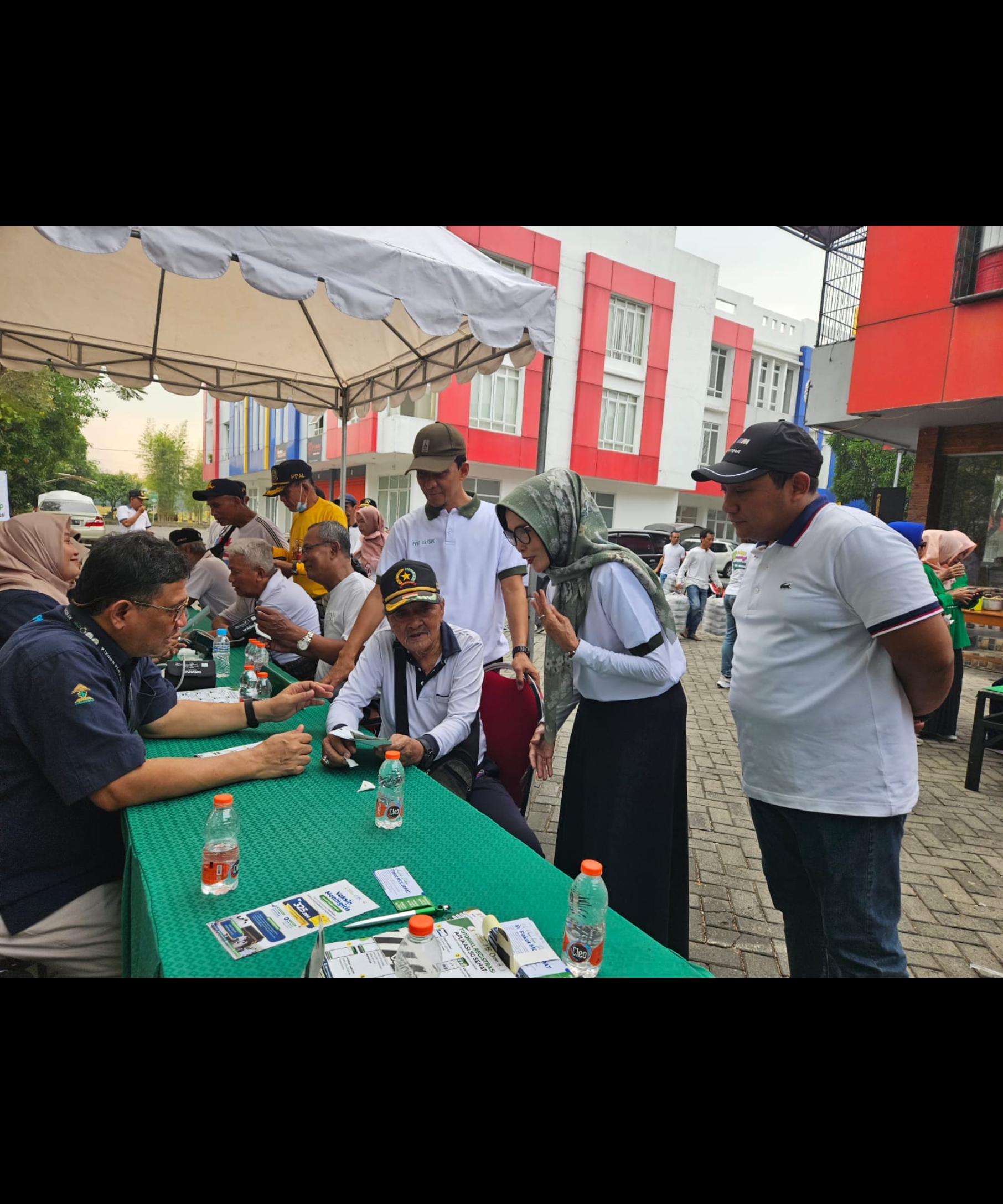 Peduli : Ketua Pengda IPPAT Gresik, Sulikarmiati didampingi Ketua INI, Agil Suwarto dan Ketua Panitia HUT IPPAT Gresik, Raditya Eko Hartanto (kanan) menyapa peserta bakti sosial yang sedang melakukan