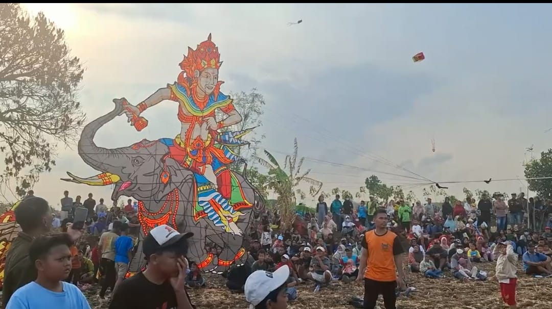 FESTIVAL: Ratusan orang yang hobi bermain layang-layang dari berbagai penjuru Indonesia mengikuti festival di Balongpanggang Gresik.