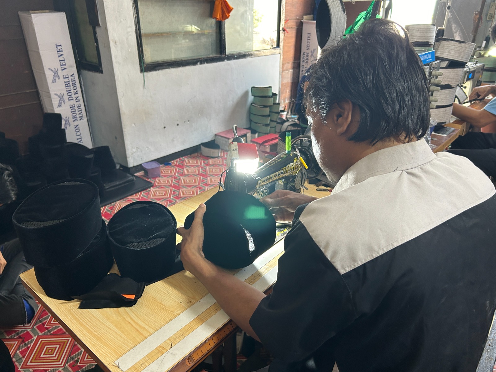 KREATIF: Warga saat membuat songkok di Rutan Kelas Itu B Gresik.