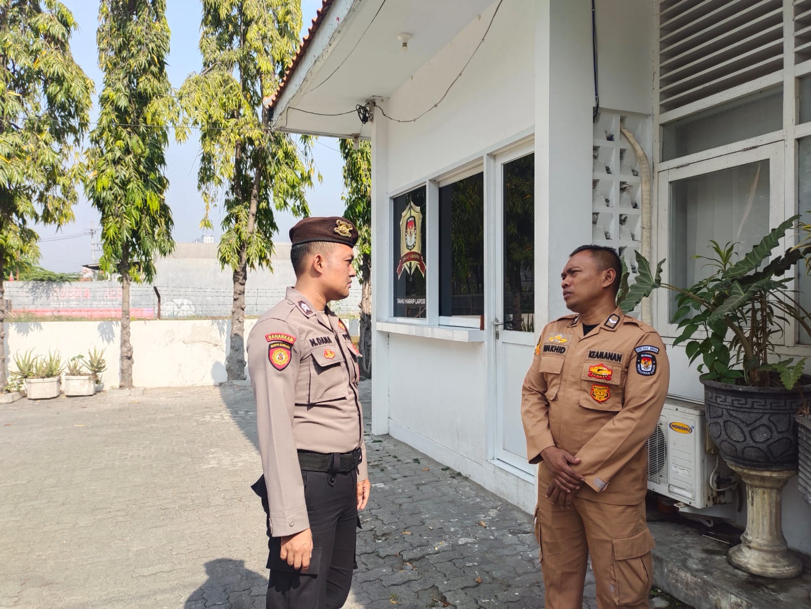 GENCARKAN PATROLI : Anggota Polres Gresik saat menggencarkan patroli objek vital jelang Pilkada.