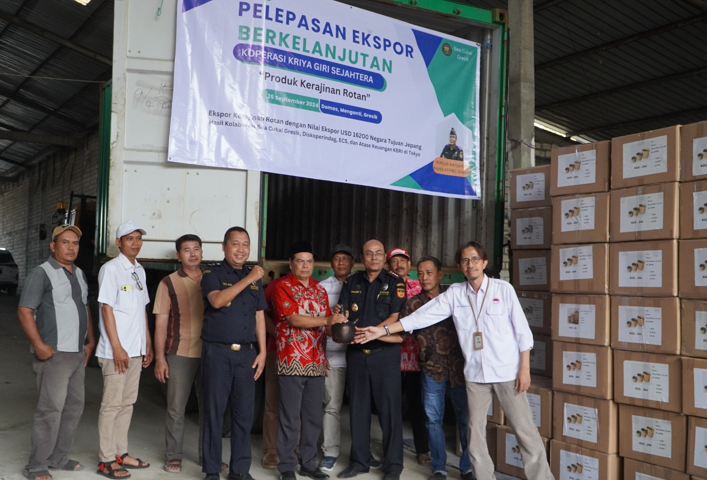 Jajaki Pasar Jepang : Produk Rotan UMKM Domas Menganti akhirnya bisa di ekspor ke Negeri Sakura Jelang berkat dukungan dan fasilitasi dari Bea Cukai Gresik.