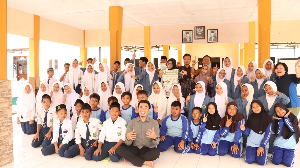 PENGABDIAN MASYARAKAT: Dua mahasiswa ITB melakukan perencanaan lanskap pesisir dan pemanfaatan game untuk edukasi lingkungan ekosistem mangrove Banyuurip, Ujungpangkah, Gresik