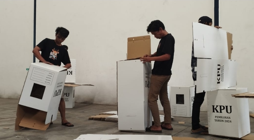 Sejumlah pekerja terlihat mulai melakukan perakitan kotak suara Pilkada 2024.