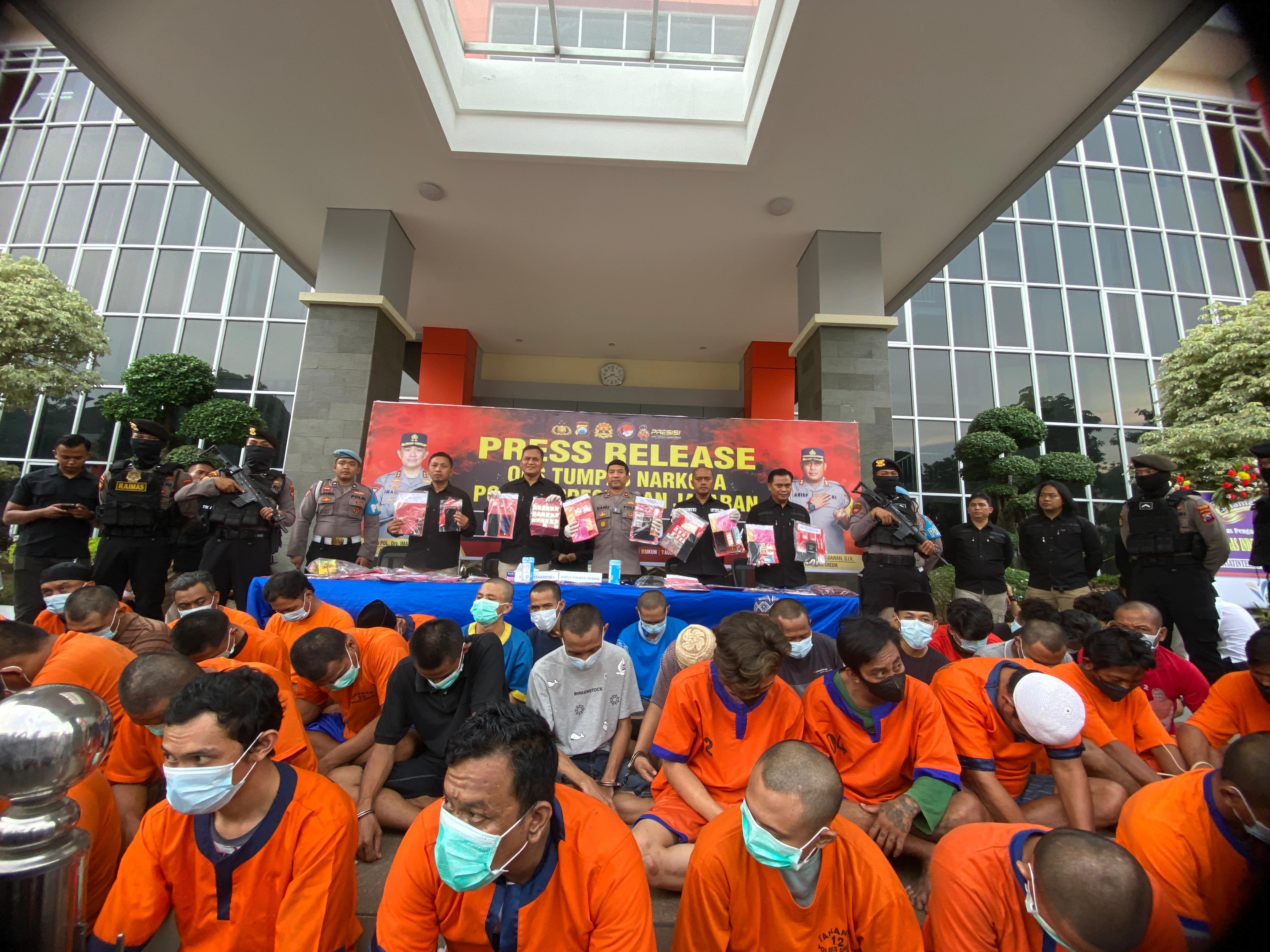 DIAMANKAN : Jajaran Satreskoba Polres Gresik mengamankan 39 orang tersngka saat Operasi Tumpas Narkoba 2024.